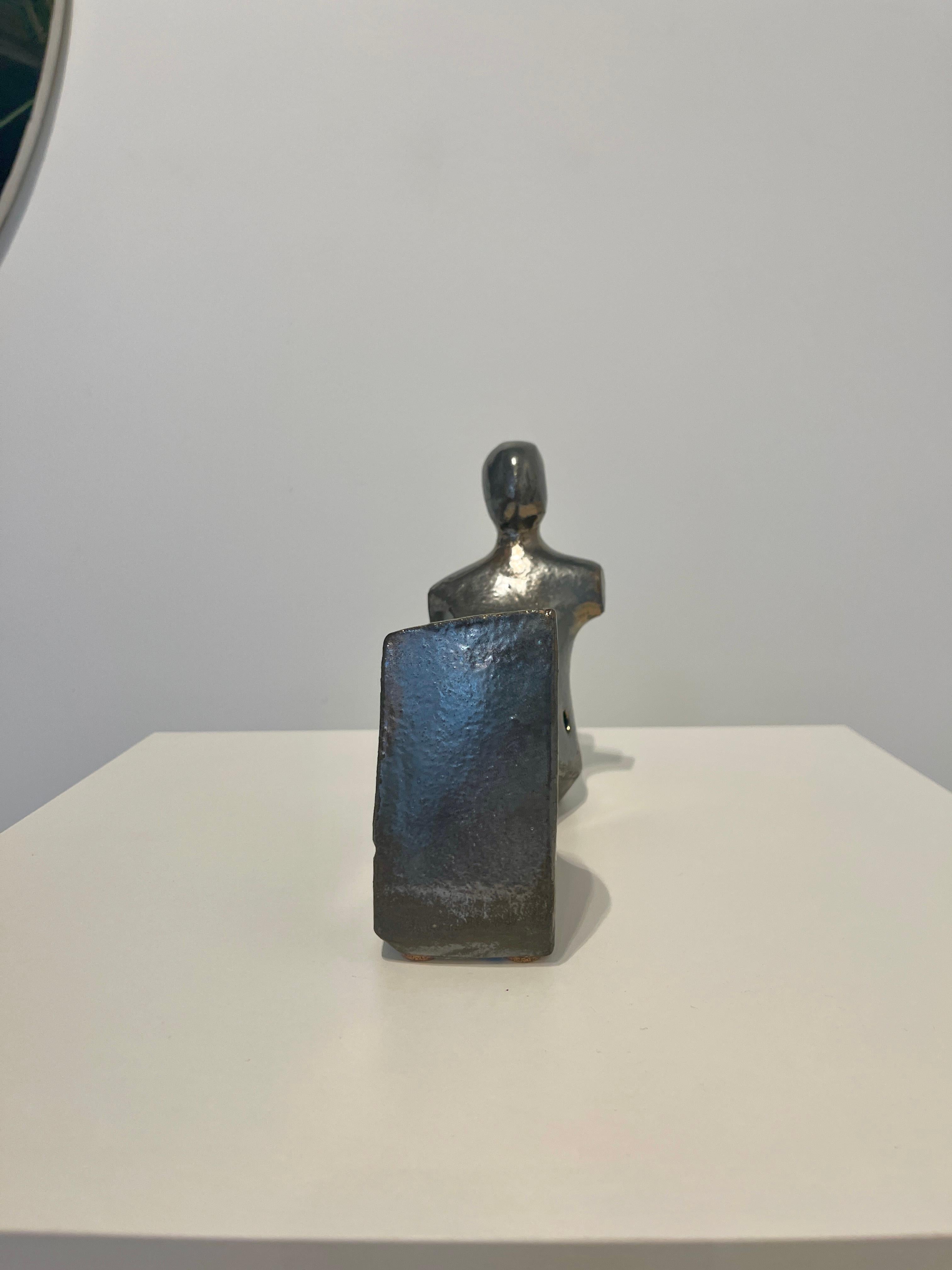 Bodies at Rest #22 - Piccola scultura in ceramica - Bronzo metallizzato in vendita 2