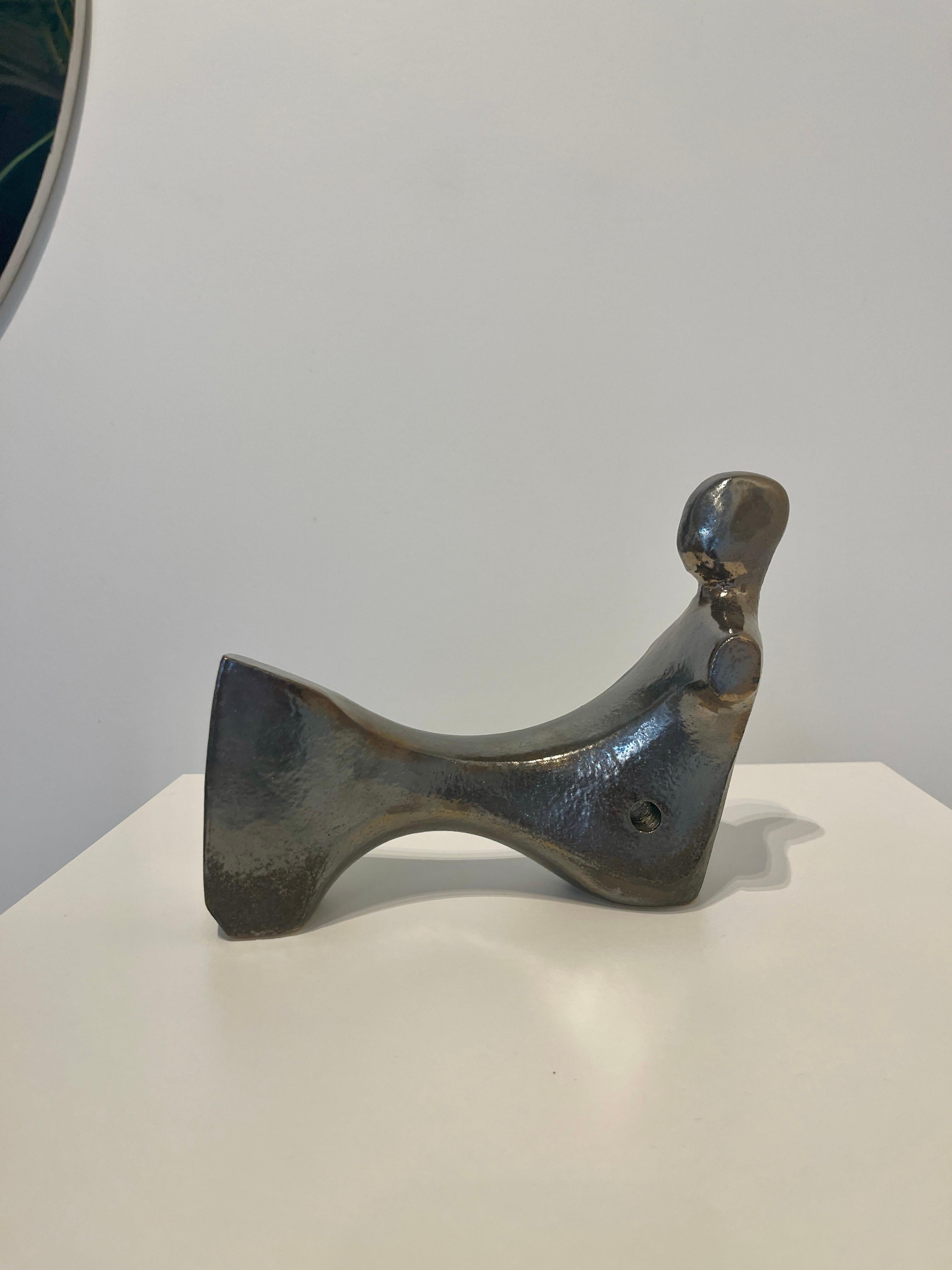 Bodies at Rest #22 - Piccola scultura in ceramica - Bronzo metallizzato in vendita 4