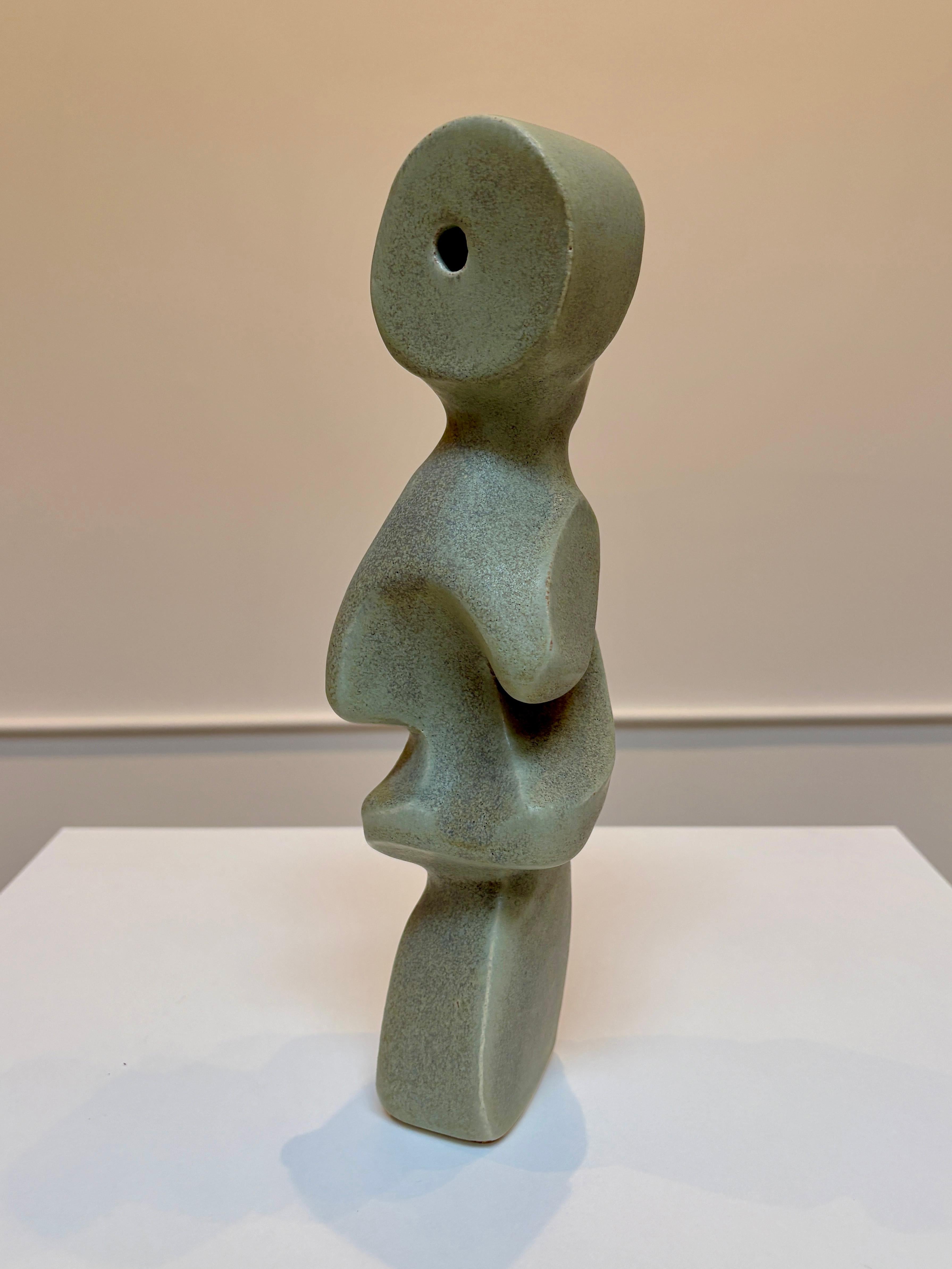 Bodies at Rest #25, petite sculpture abstraite en céramique, émail vert mat - Géométrique abstrait Sculpture par Paige Stewart