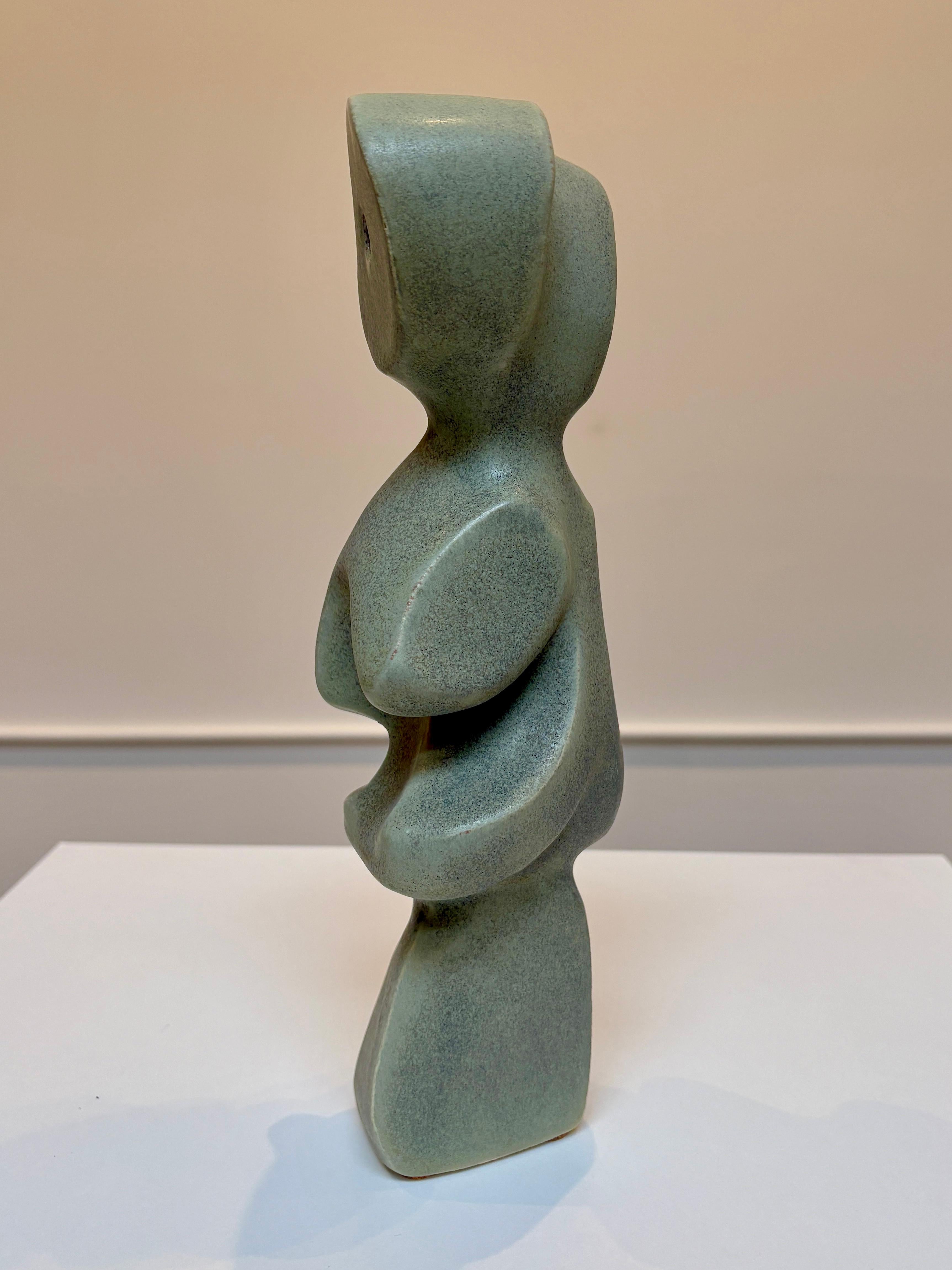 Bodies at Rest #25, petite sculpture abstraite en céramique, émail vert mat - Gris Abstract Sculpture par Paige Stewart