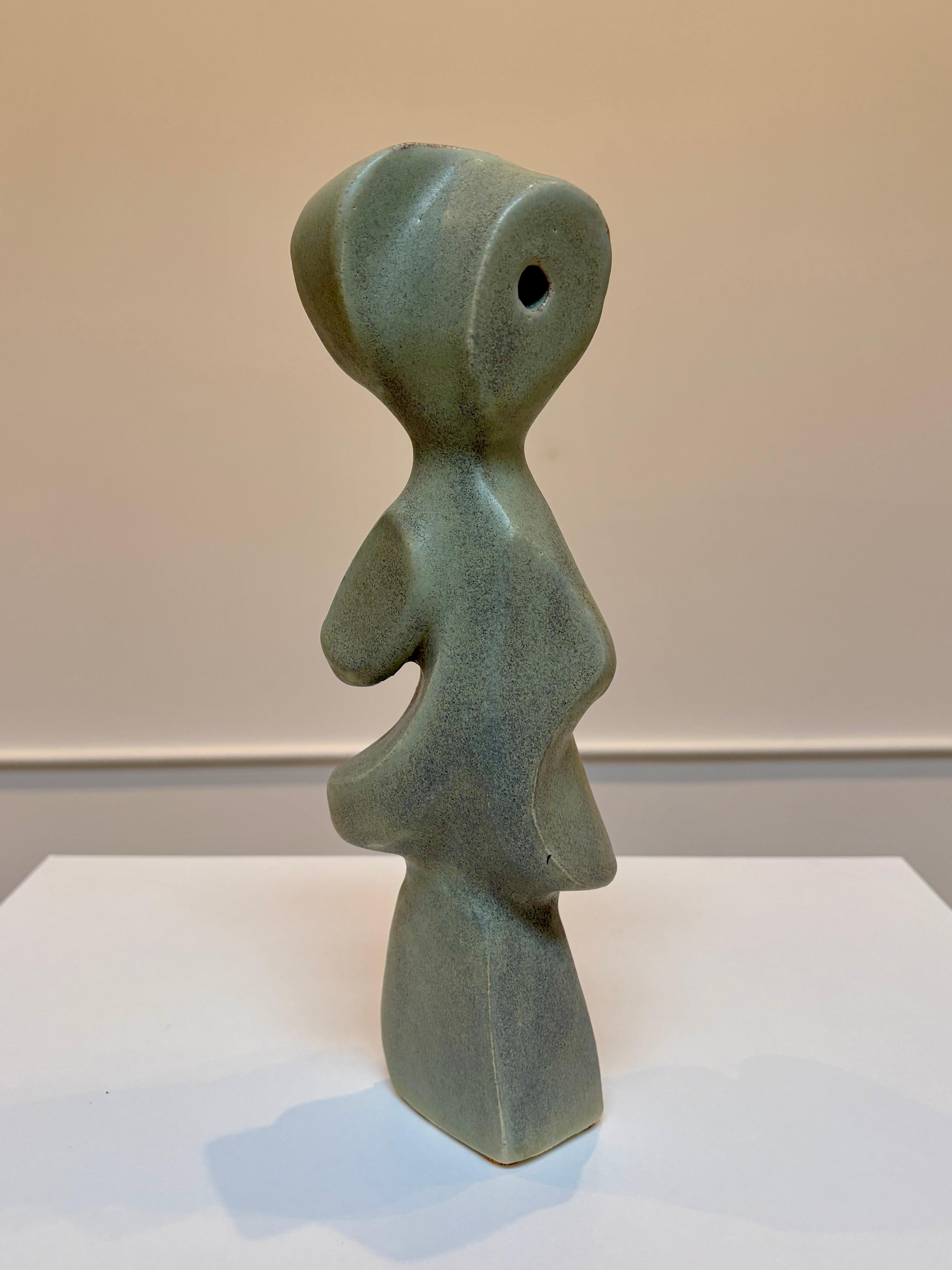 Bodies at Rest #25 est une sculpture figurative abstraite en céramique, unique en son genre, réalisée par Paige Stewart dans une glaçure mate vert tendre, avec une texture terreuse. Il s'agit d'une forme figurative abstraite qui capture la façon