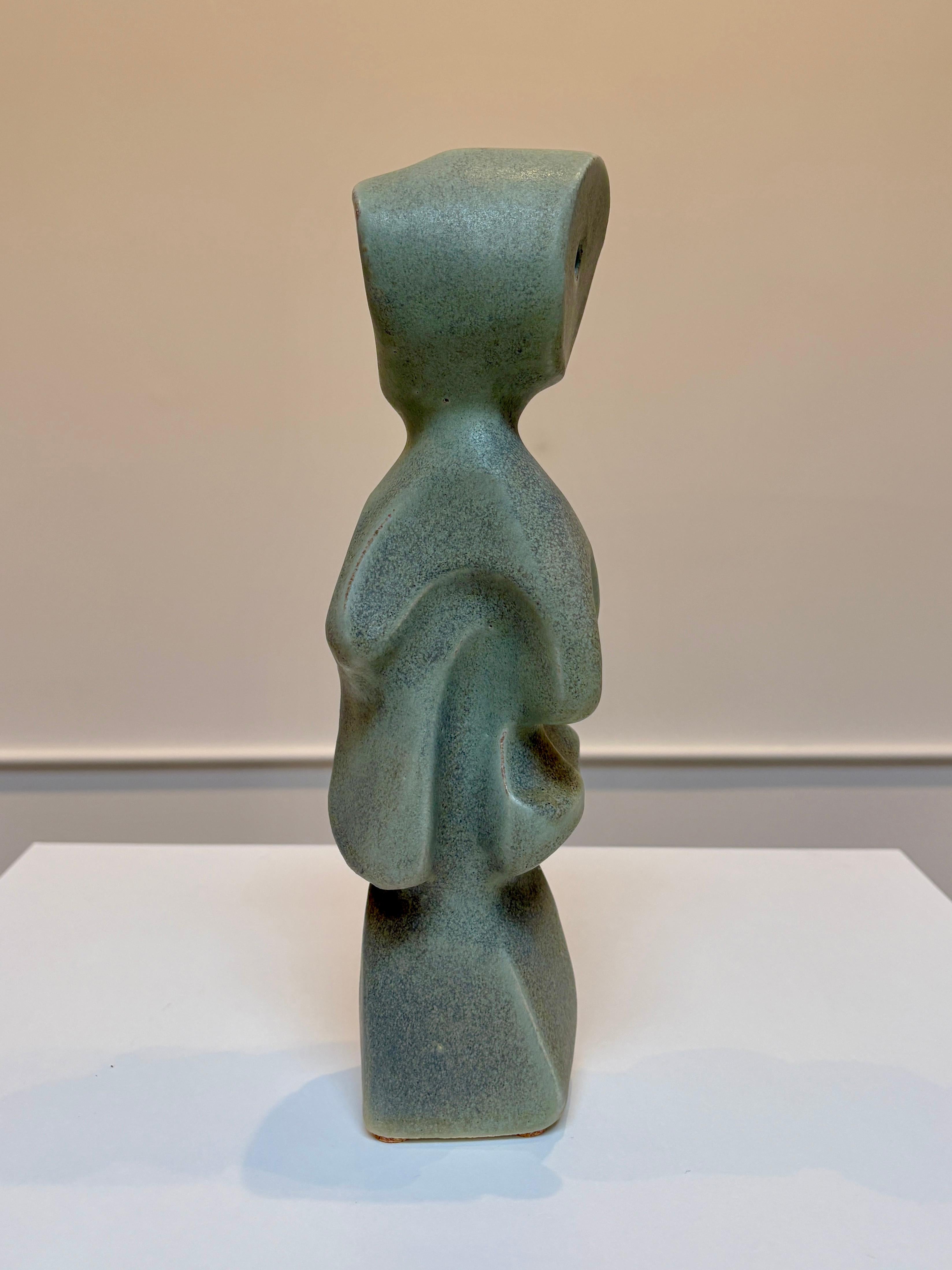 Bodies at Rest #25, petite sculpture abstraite en céramique, émail vert mat en vente 1