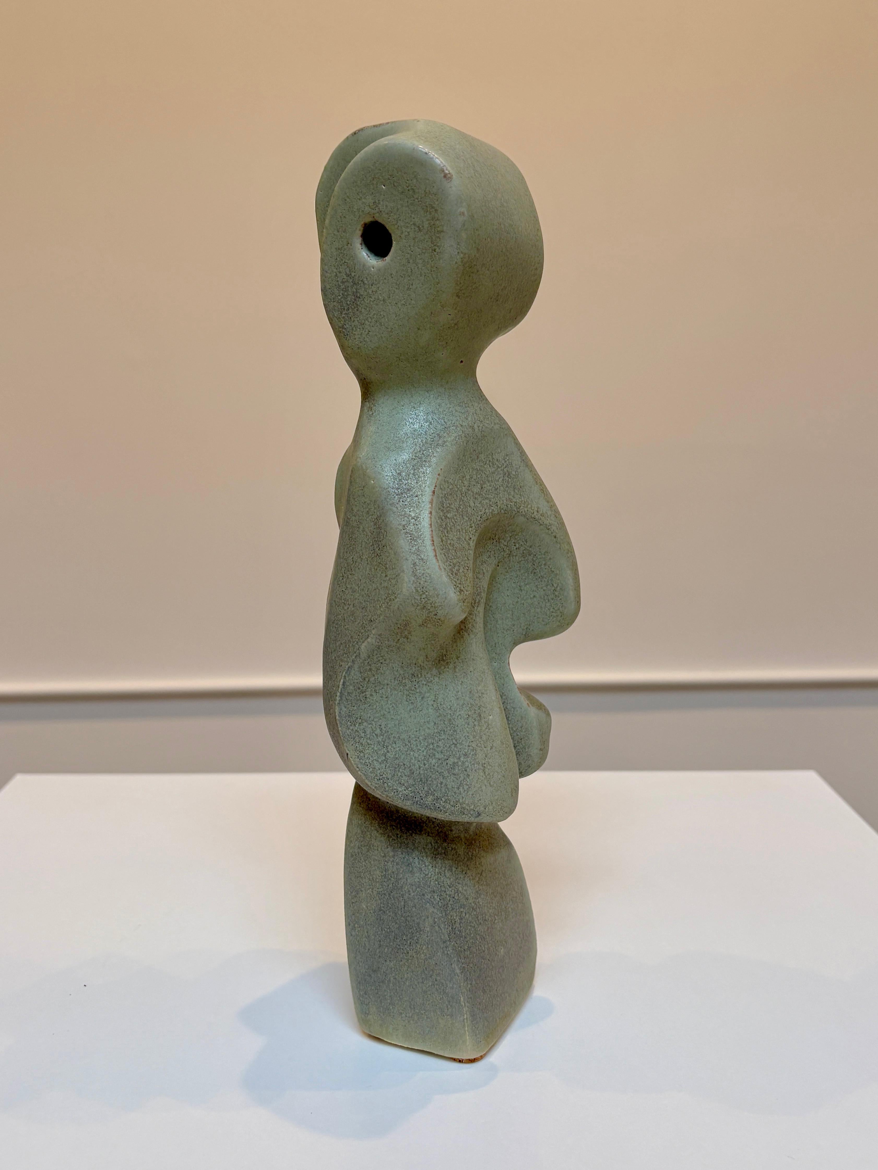 Bodies at Rest #25, petite sculpture abstraite en céramique, émail vert mat en vente 2
