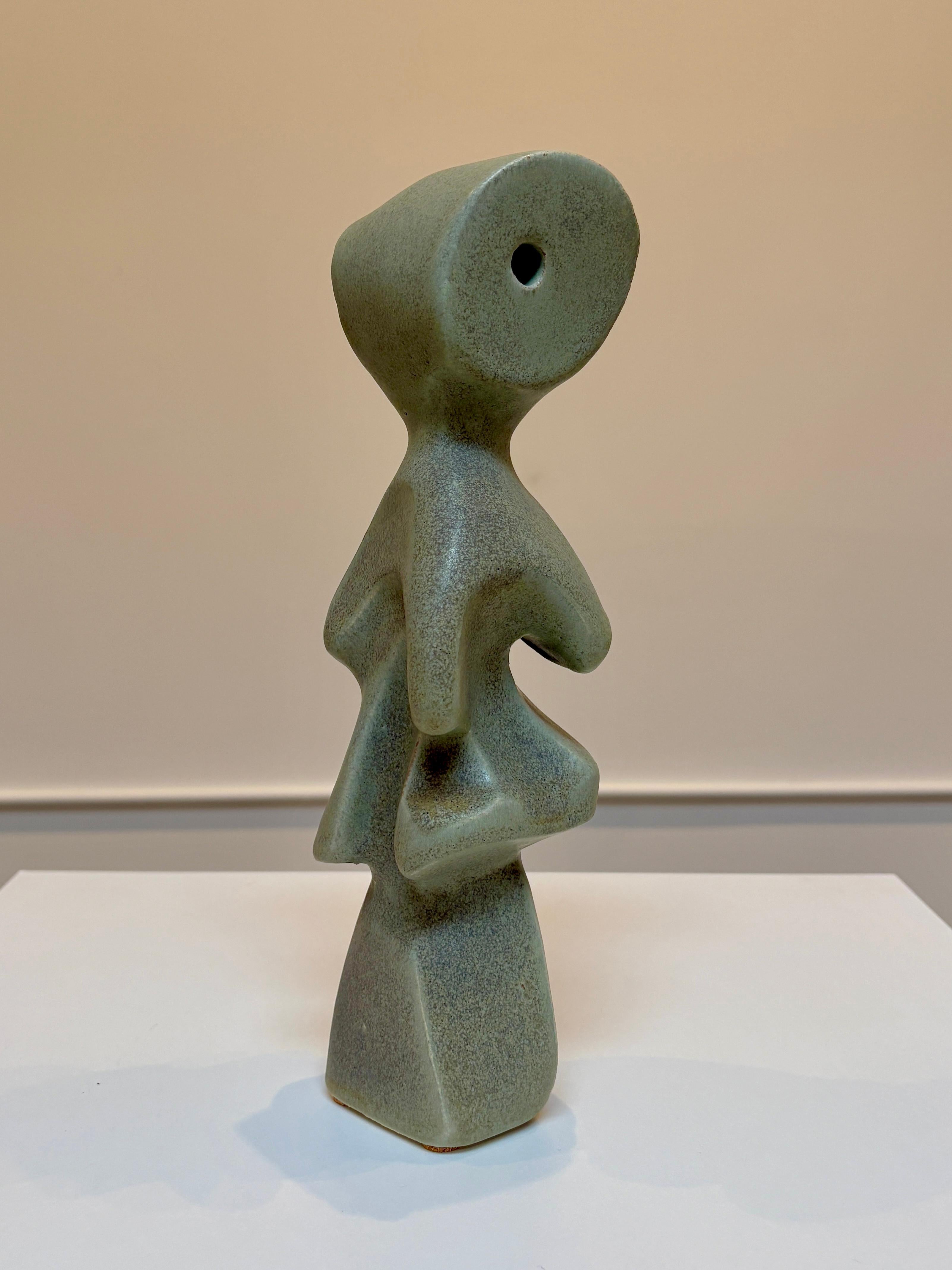 Bodies at Rest #25, petite sculpture abstraite en céramique, émail vert mat en vente 3