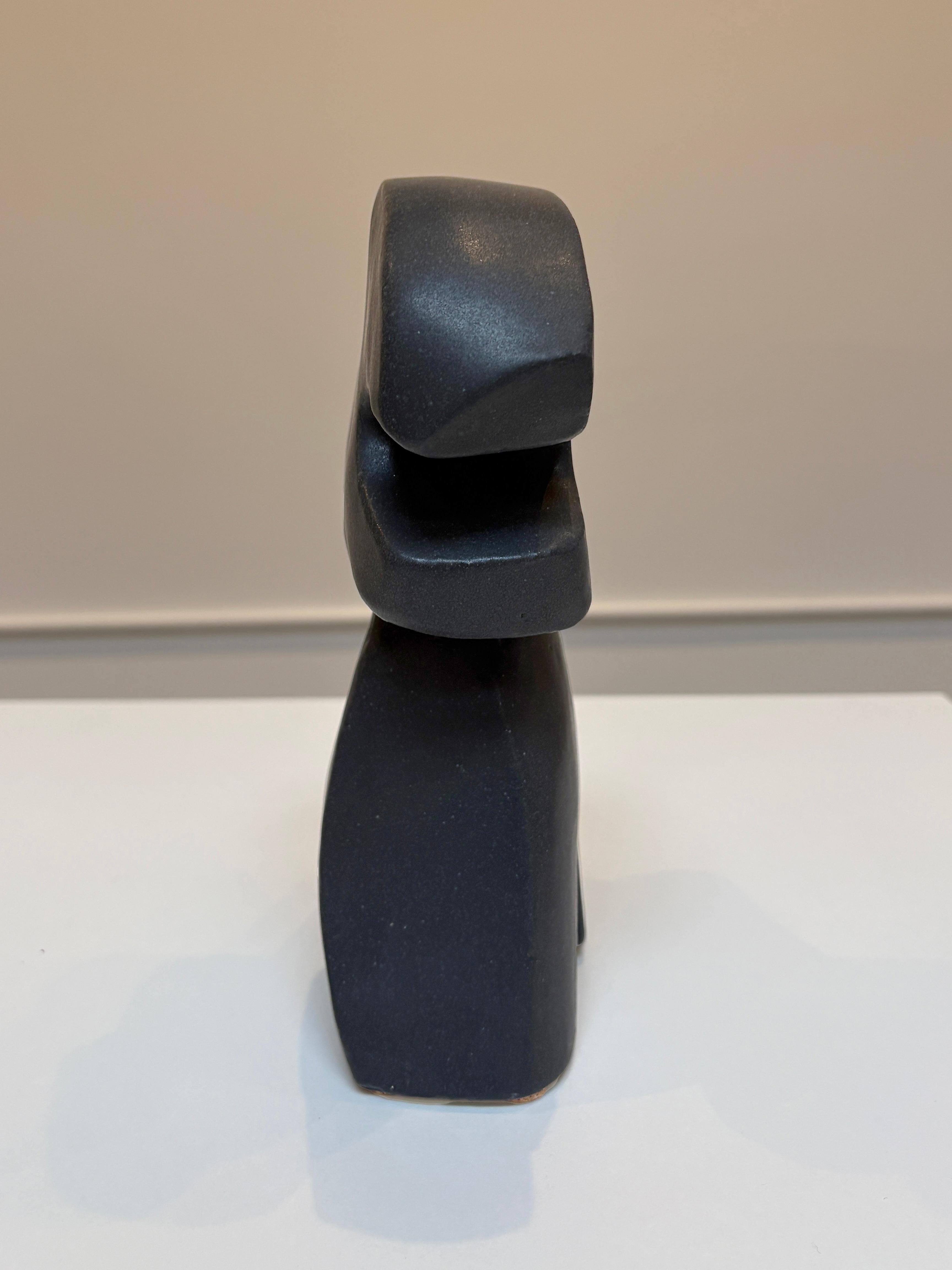 Bodies at Rest #26, Kleine abstrakte Keramikskulptur, Mattschwarz im Angebot 5