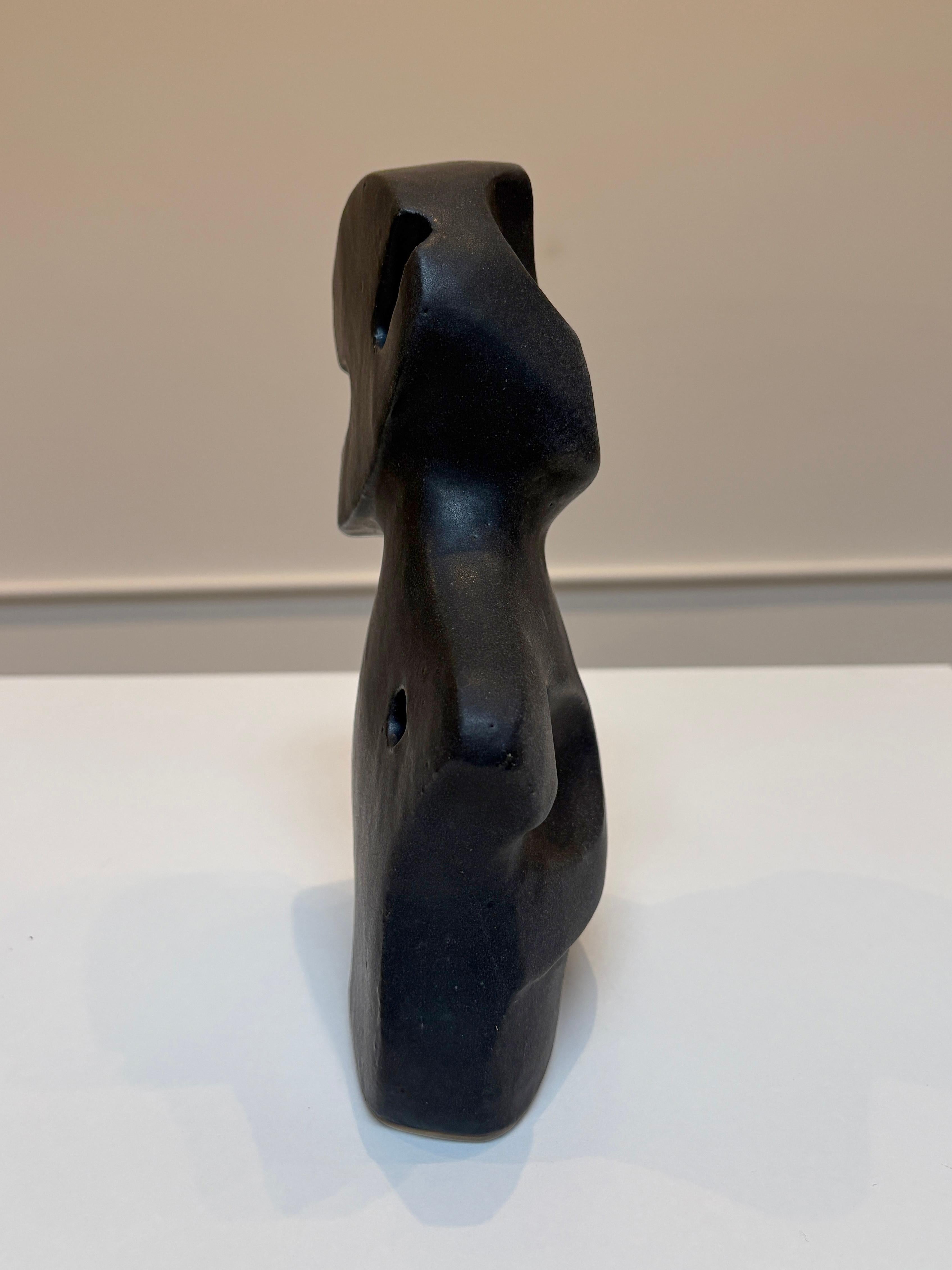 Bodies at Rest #26, Kleine abstrakte Keramikskulptur, Mattschwarz (Schwarz), Abstract Sculpture, von Paige Stewart