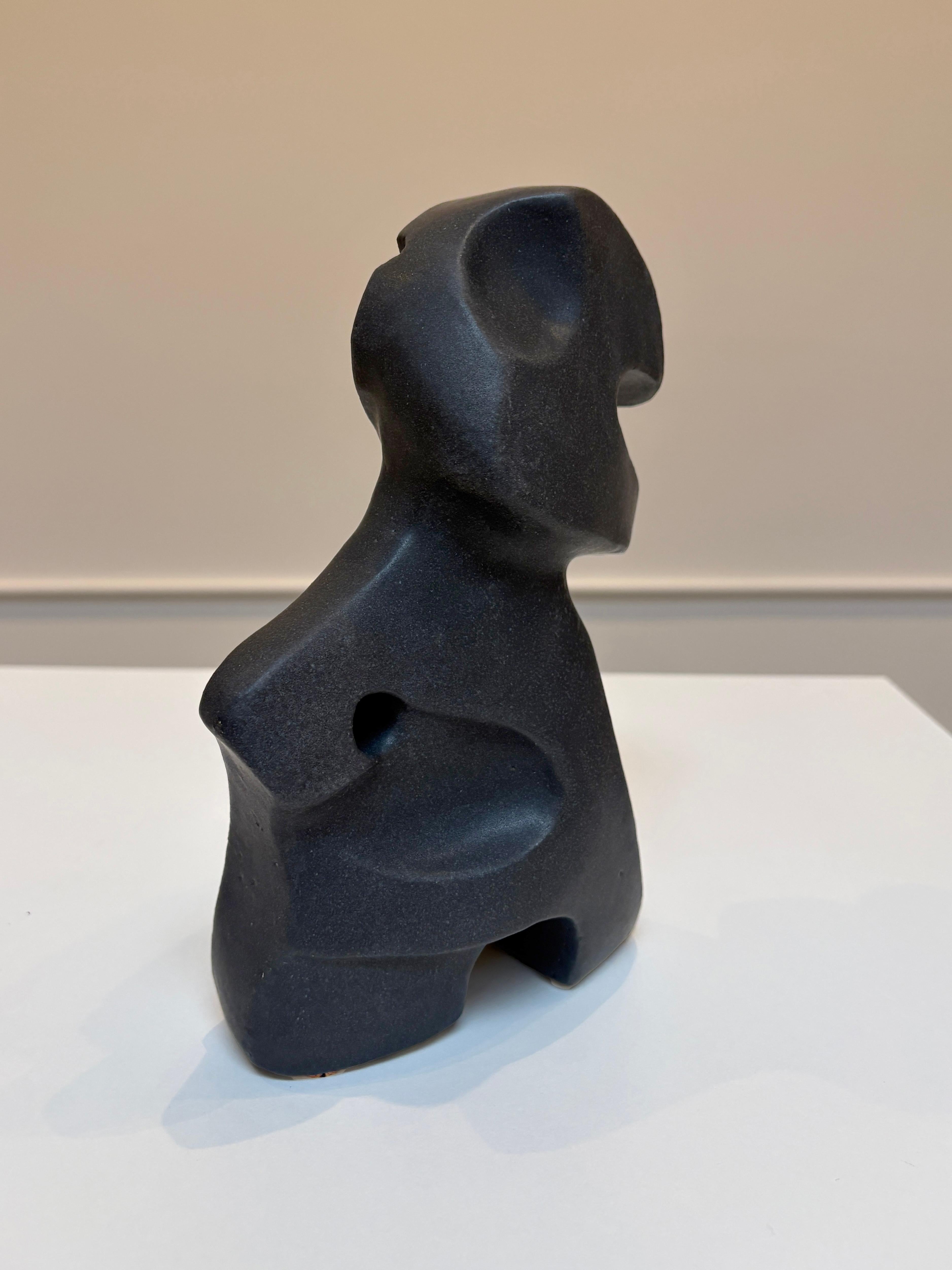 Bodies at Rest #26 ist eine einzigartige abstrakte figurative Keramikskulptur von Paige Stewart in moderner mattschwarzer Glasur. Sie ist eine abstrahierte figurale Form, die zeigt, wie sich die Gesetze der Physik im menschlichen Körper