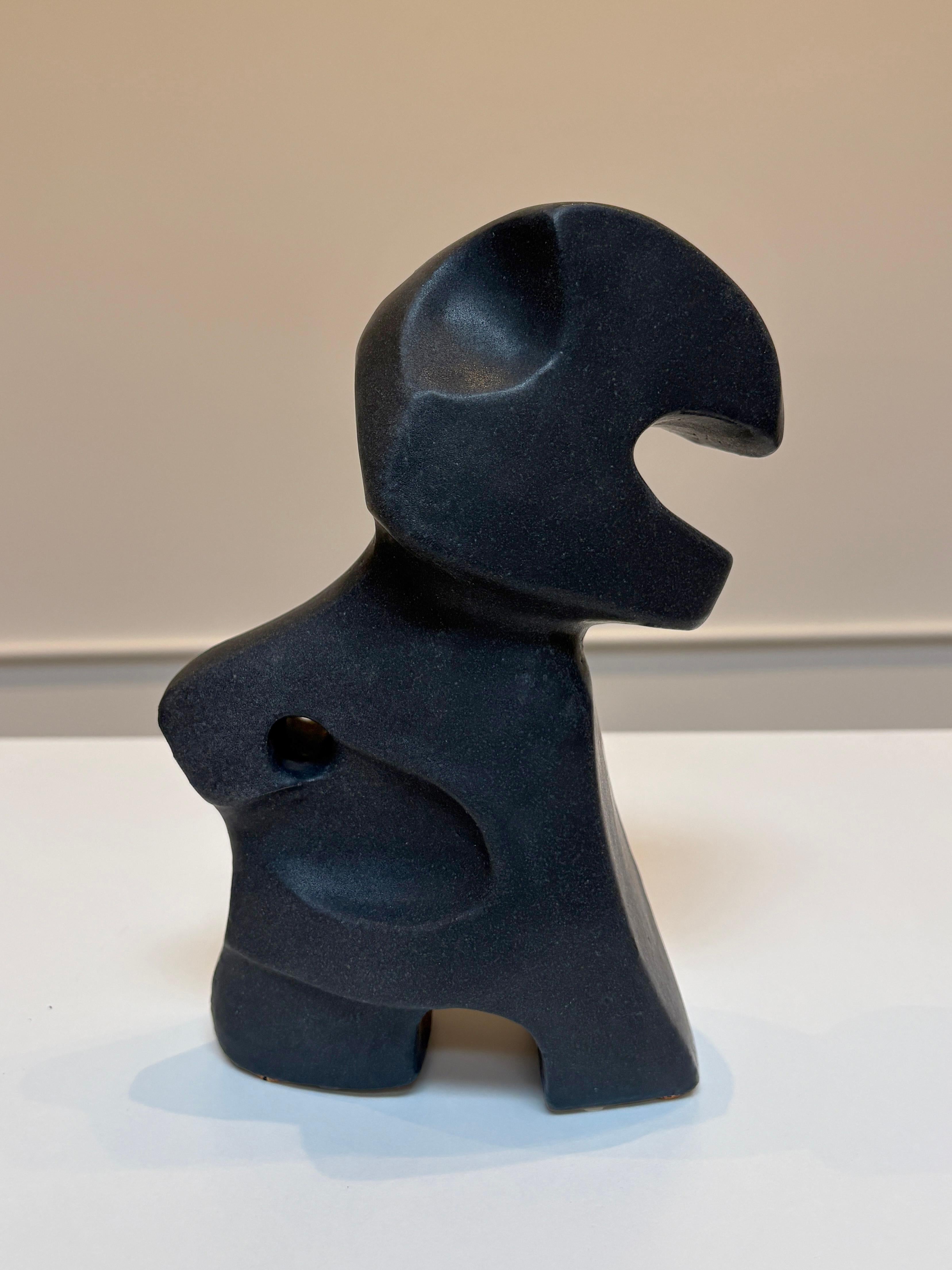 Bodies at Rest #26, Kleine abstrakte Keramikskulptur, Mattschwarz im Angebot 1