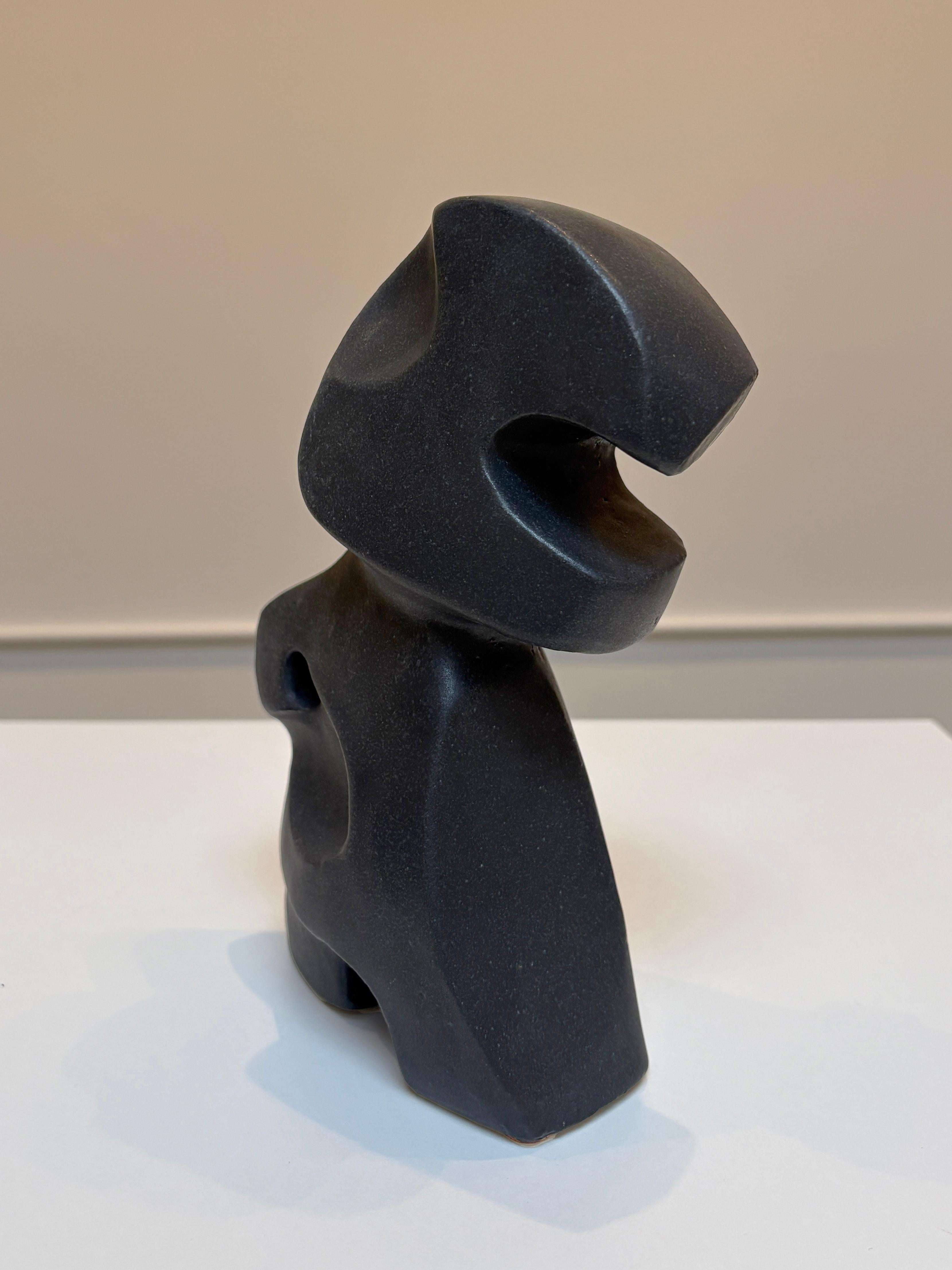 Bodies at Rest #26, Kleine abstrakte Keramikskulptur, Mattschwarz im Angebot 2