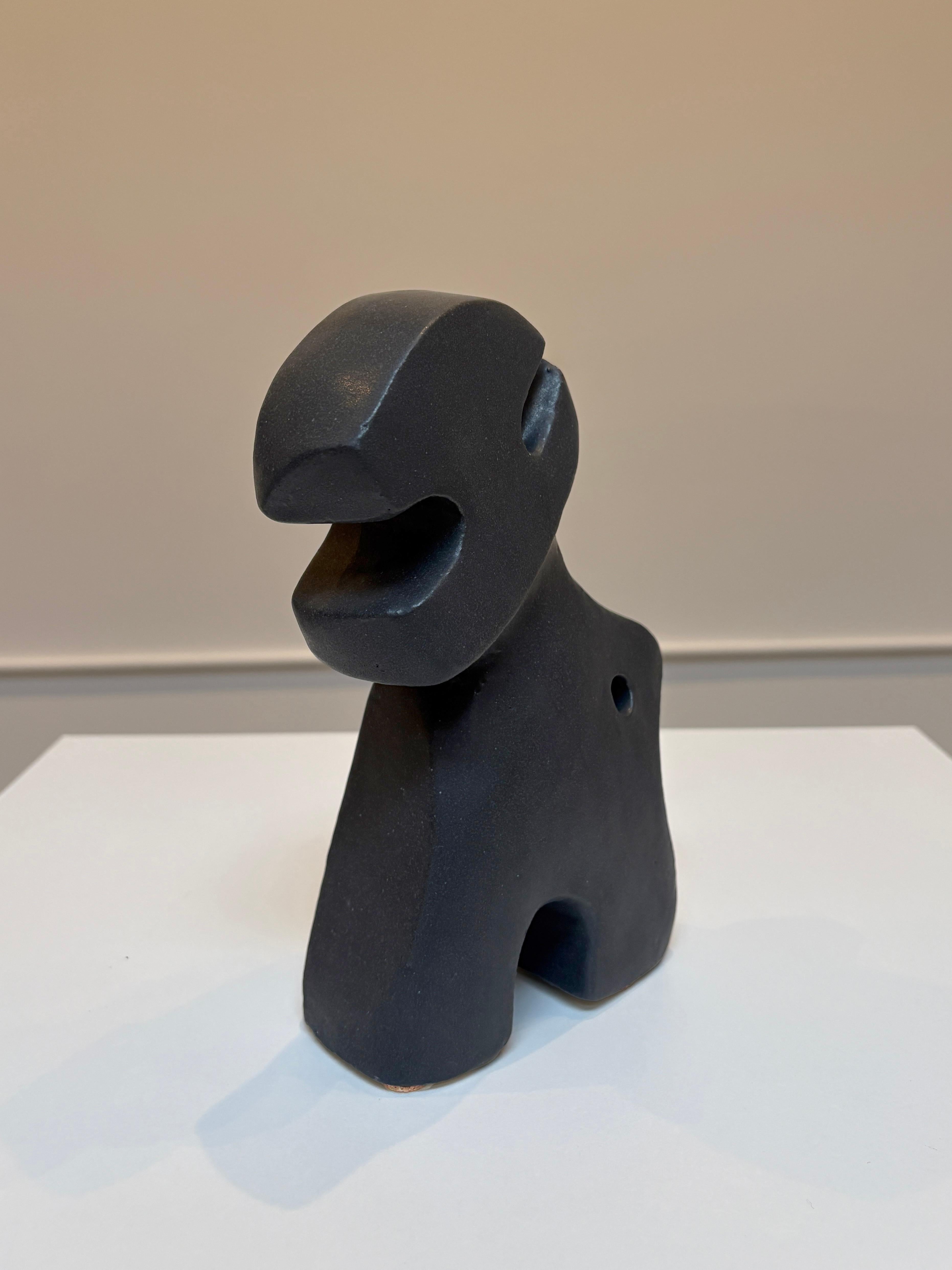 Bodies at Rest #26, Kleine abstrakte Keramikskulptur, Mattschwarz im Angebot 3