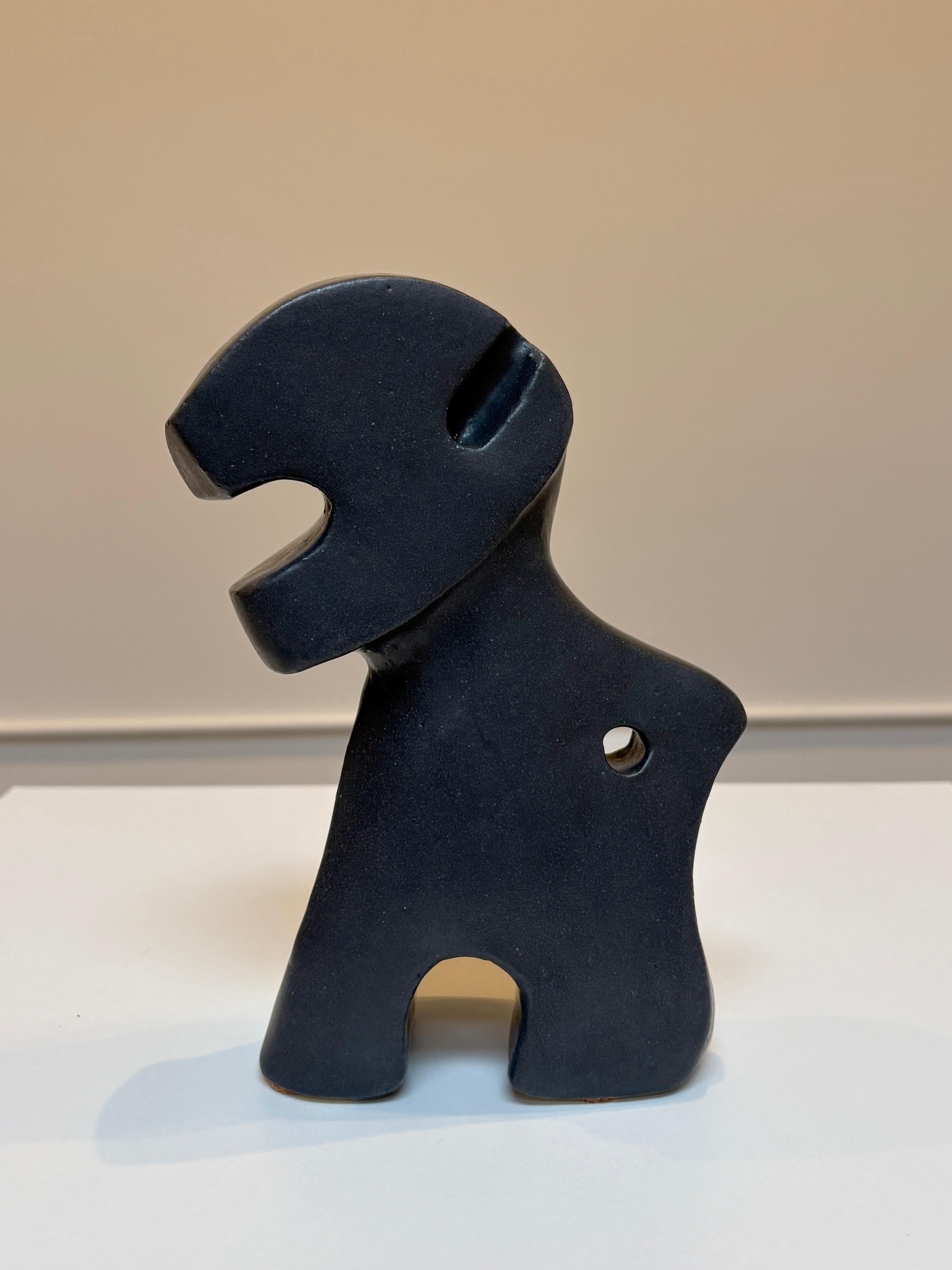 Bodies at Rest #26, Kleine abstrakte Keramikskulptur, Mattschwarz im Angebot 4