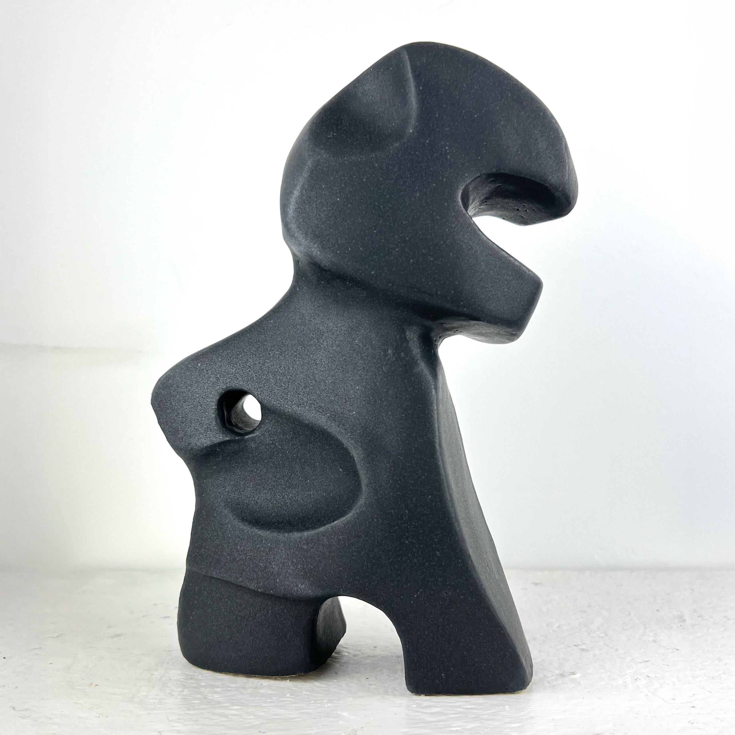 Paige Stewart Abstract Sculpture – Bodies at Rest #26, Kleine abstrakte Keramikskulptur, Mattschwarz