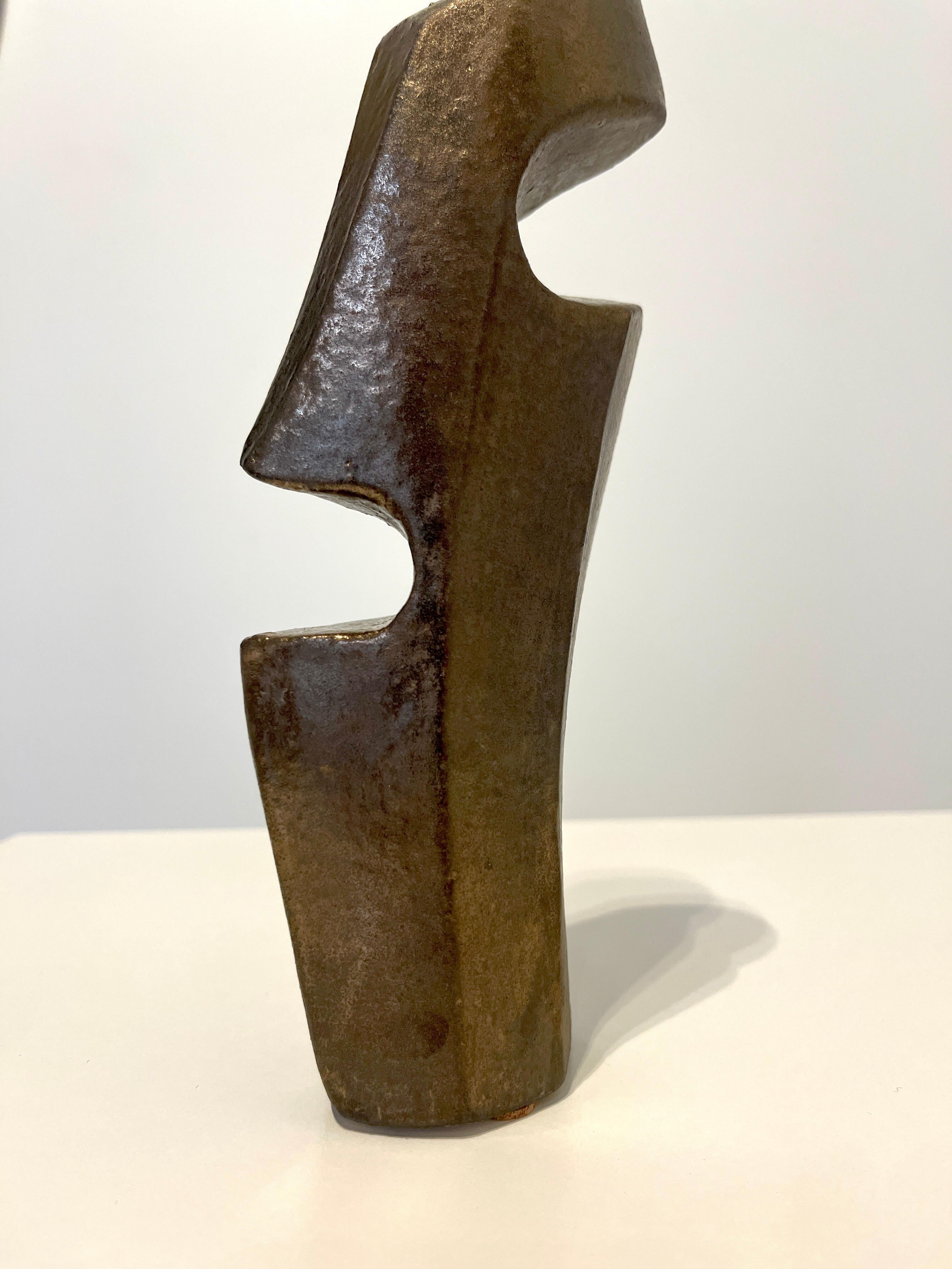 Corpi a riposo #30 - Piccola scultura in ceramica - Oro metallico - Sculpture di Paige Stewart