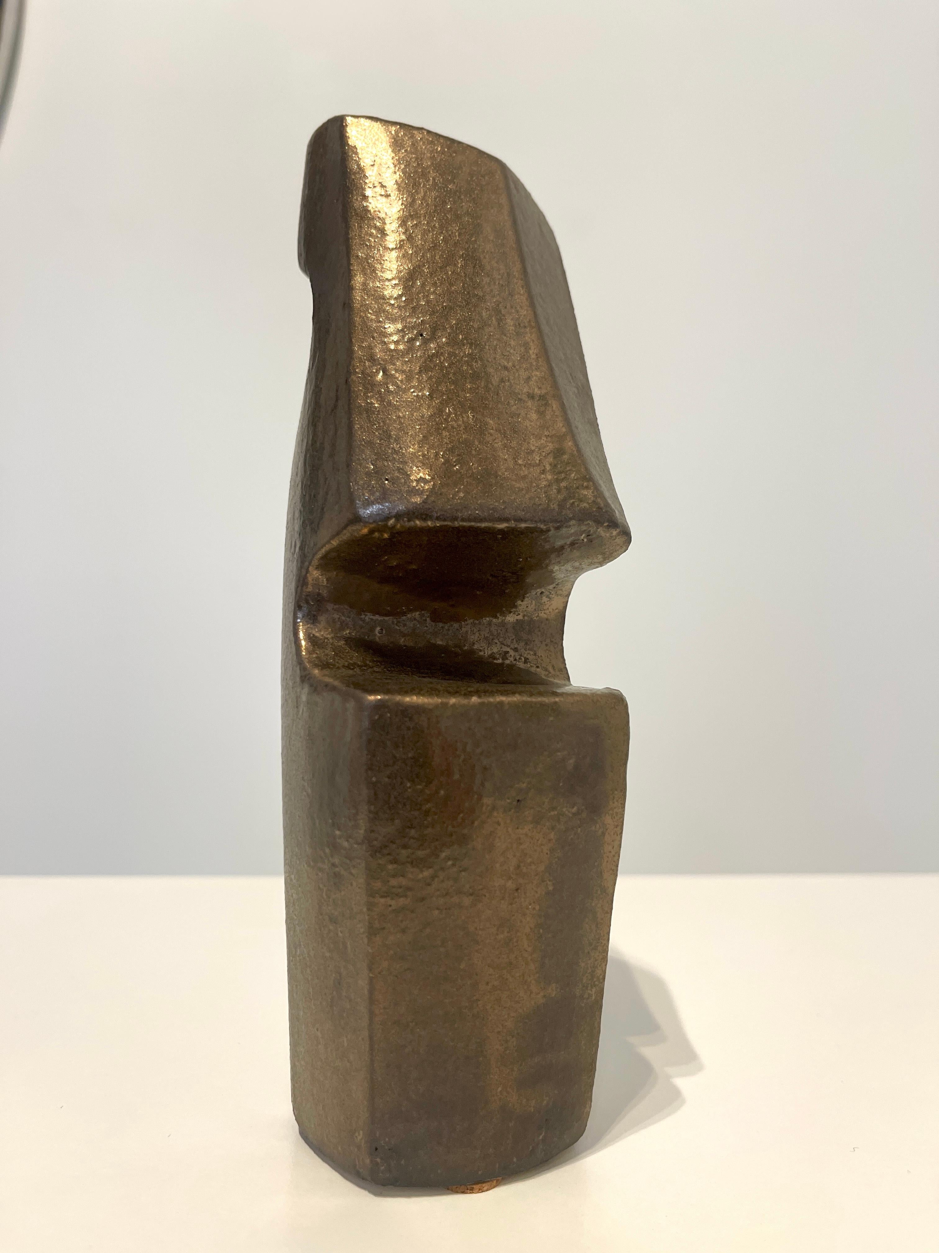 Corpi a riposo #30 - Piccola scultura in ceramica - Oro metallico - Sculpture Astratto di Paige Stewart