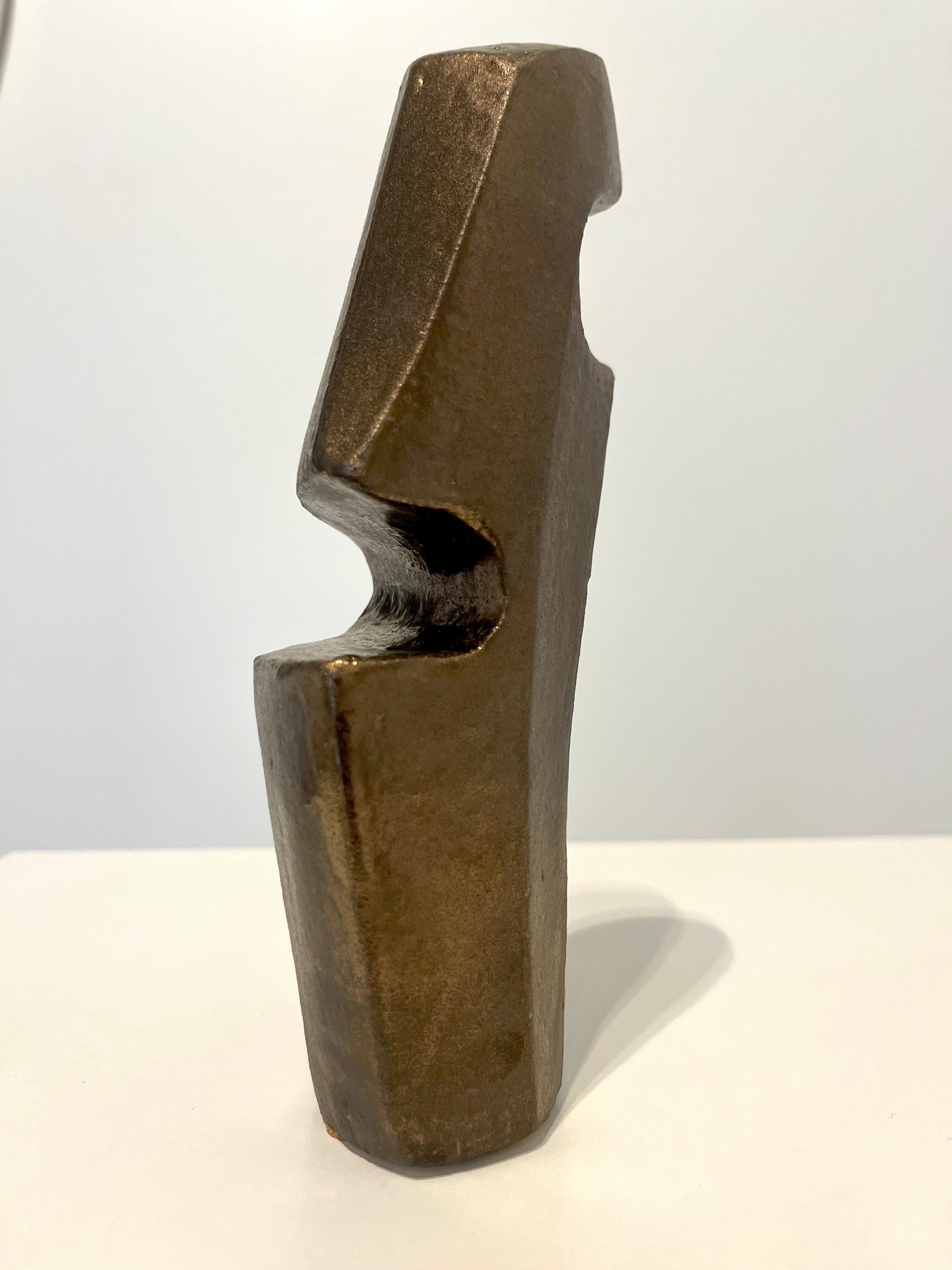 Corpi a riposo #30 - Piccola scultura in ceramica - Oro metallico - Abstract Sculpture Grigio di Paige Stewart