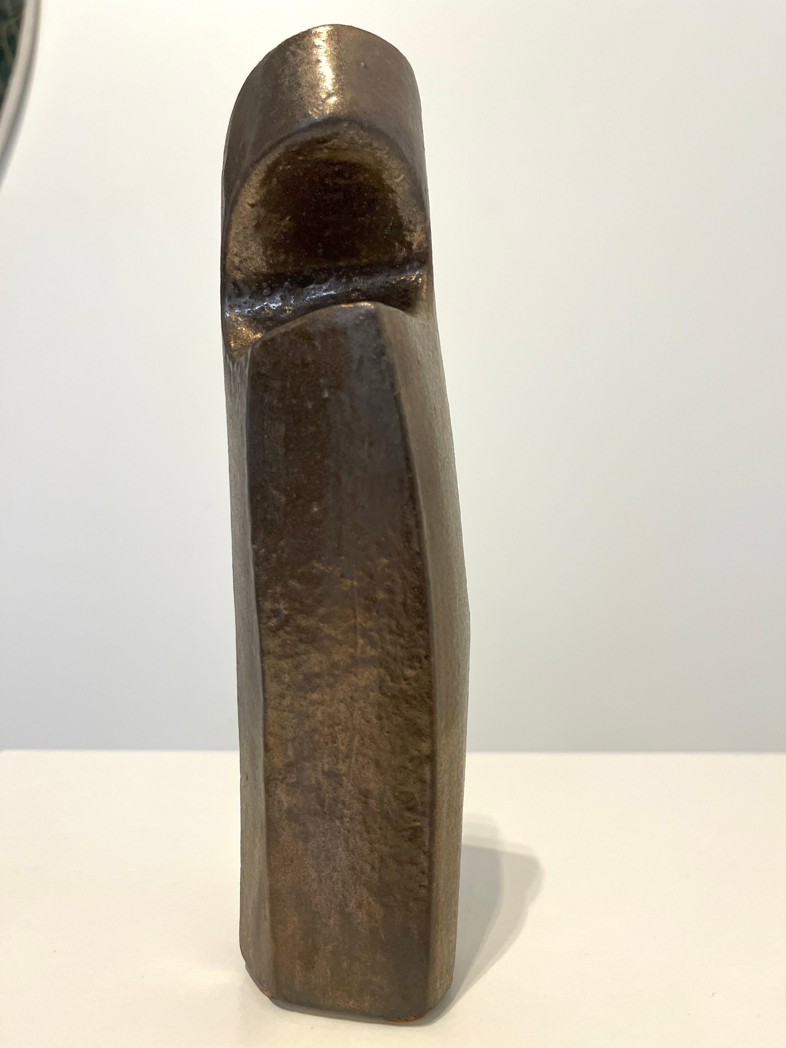 Corpi a riposo #30 - Piccola scultura in ceramica - Oro metallico in vendita 2