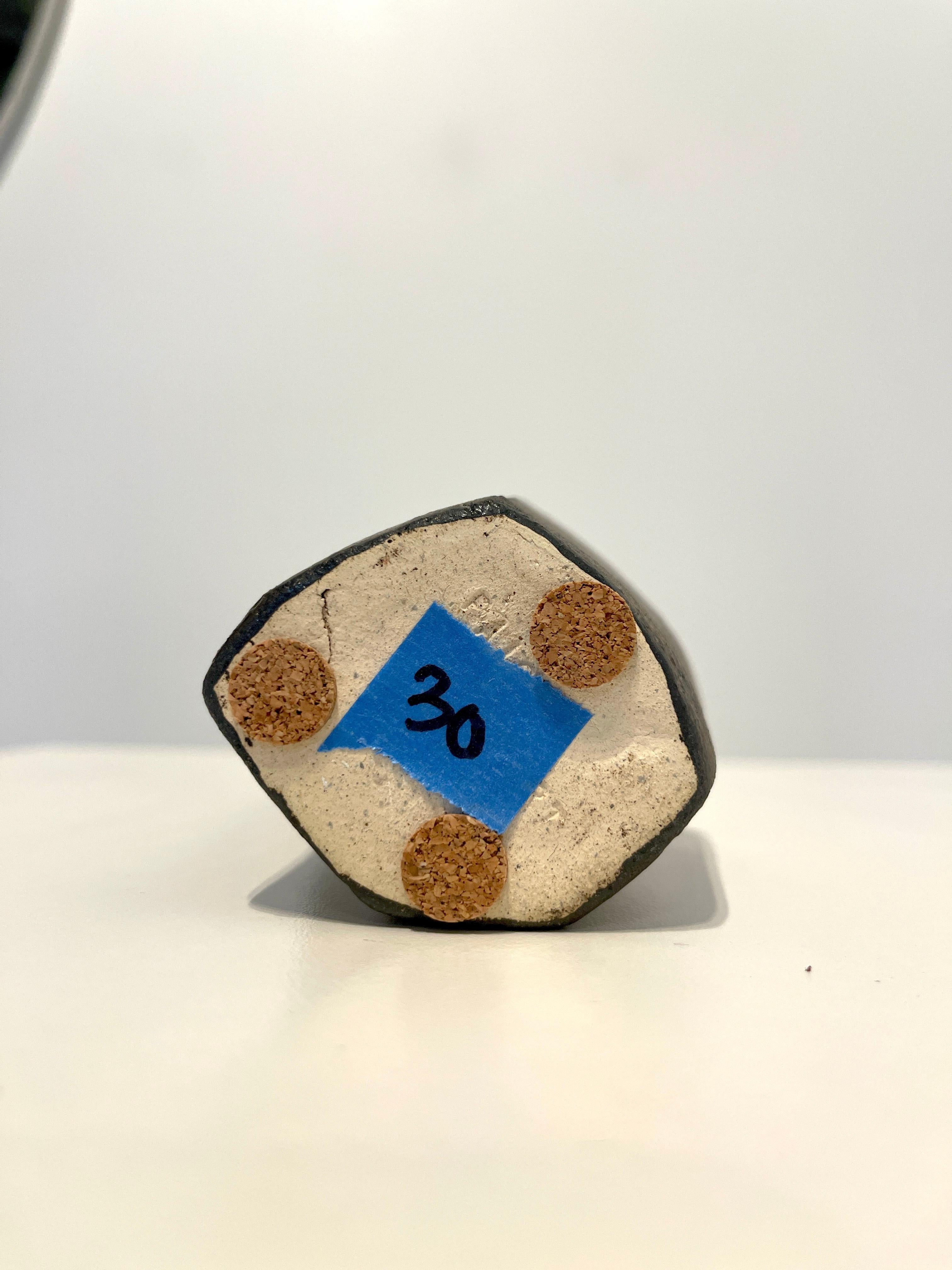 Corpi a riposo #30 - Piccola scultura in ceramica - Oro metallico in vendita 3