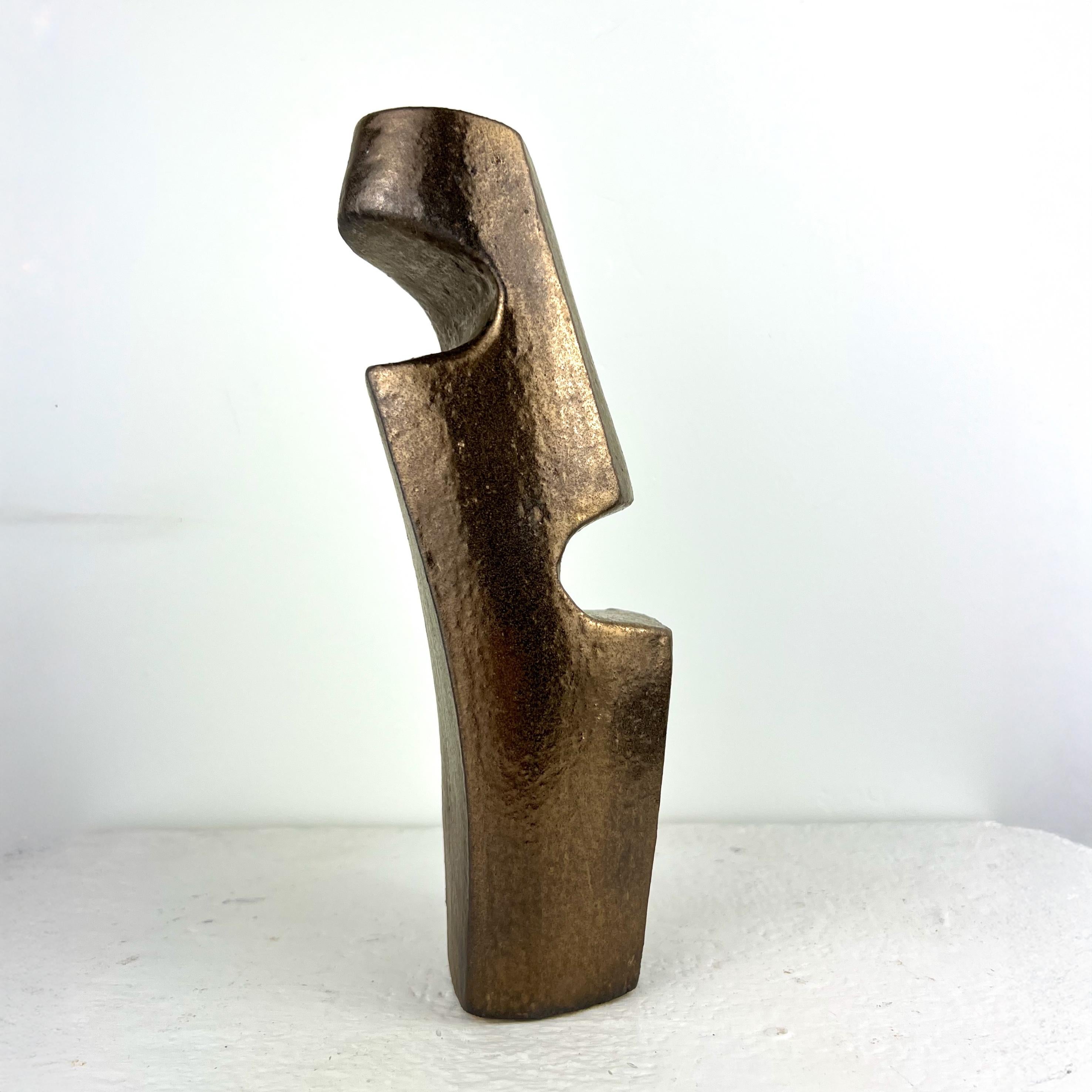Cuerpos en reposo #30 - Escultura de cerámica pequeña - Oro metálico