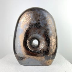 Paige Stewart - Non Dual Form #32, Kleine abstrakte Keramikskulptur, Metallisch Non Dual Form #32, Kleine abstrakte Keramikskulptur, Metallisch