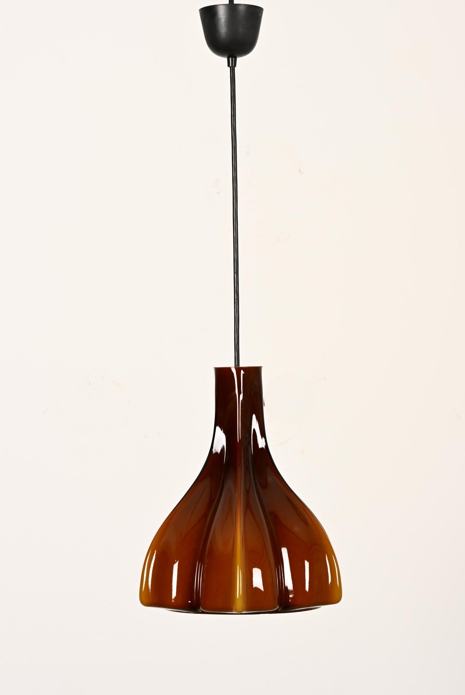 Ciondolo in vetro a forma di loto. Prodotto da Paill & Putzler negli anni '60 in Germania. Diametro 27cm, altezza 30cm (solo lampada) piccola scheggiatura in basso. (vedi le ultime due foto)