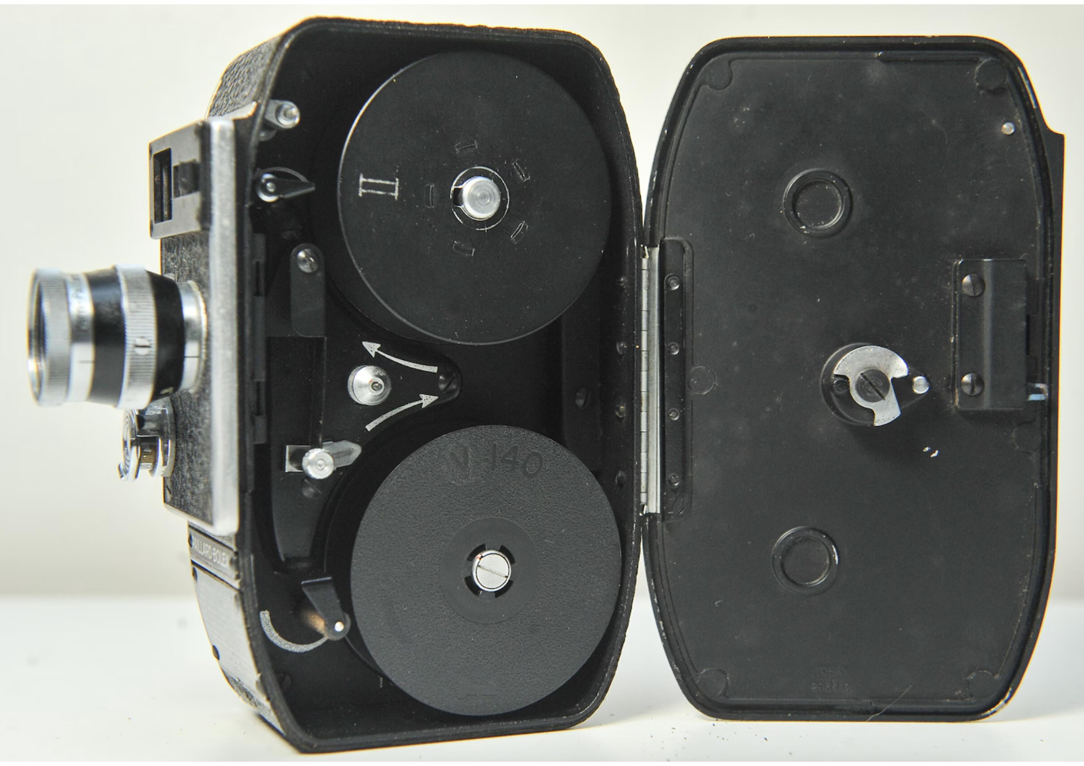Paillard-Bolex L8 Cámara mecánica de 8 mm de cuerda con objetivo fijo Yvar de 12,5 mm F2,8 Moderno de mediados de siglo en venta