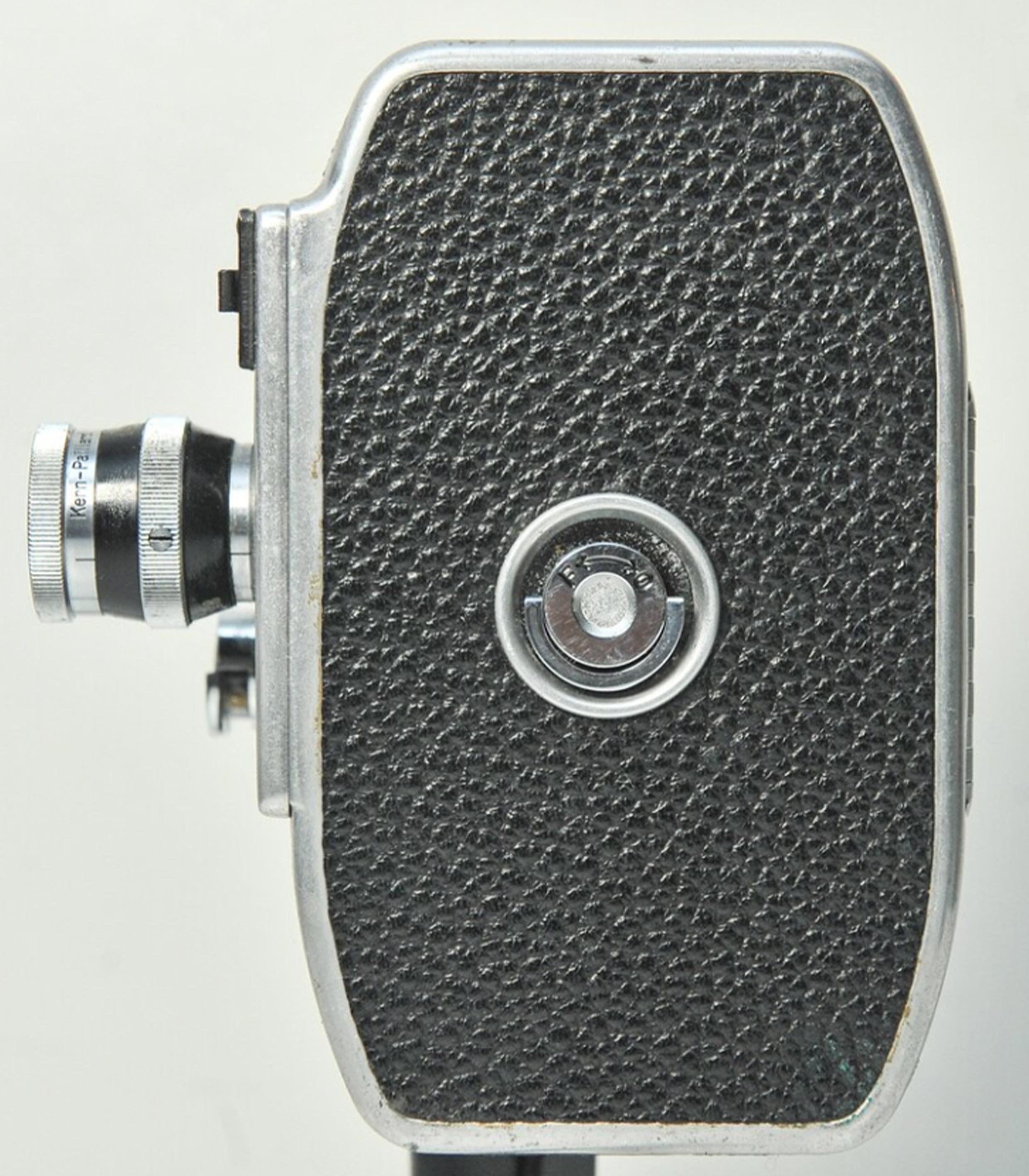 Paillard-Bolex L8 Cámara mecánica de 8 mm de cuerda con objetivo fijo Yvar de 12,5 mm F2,8 siglo XX en venta