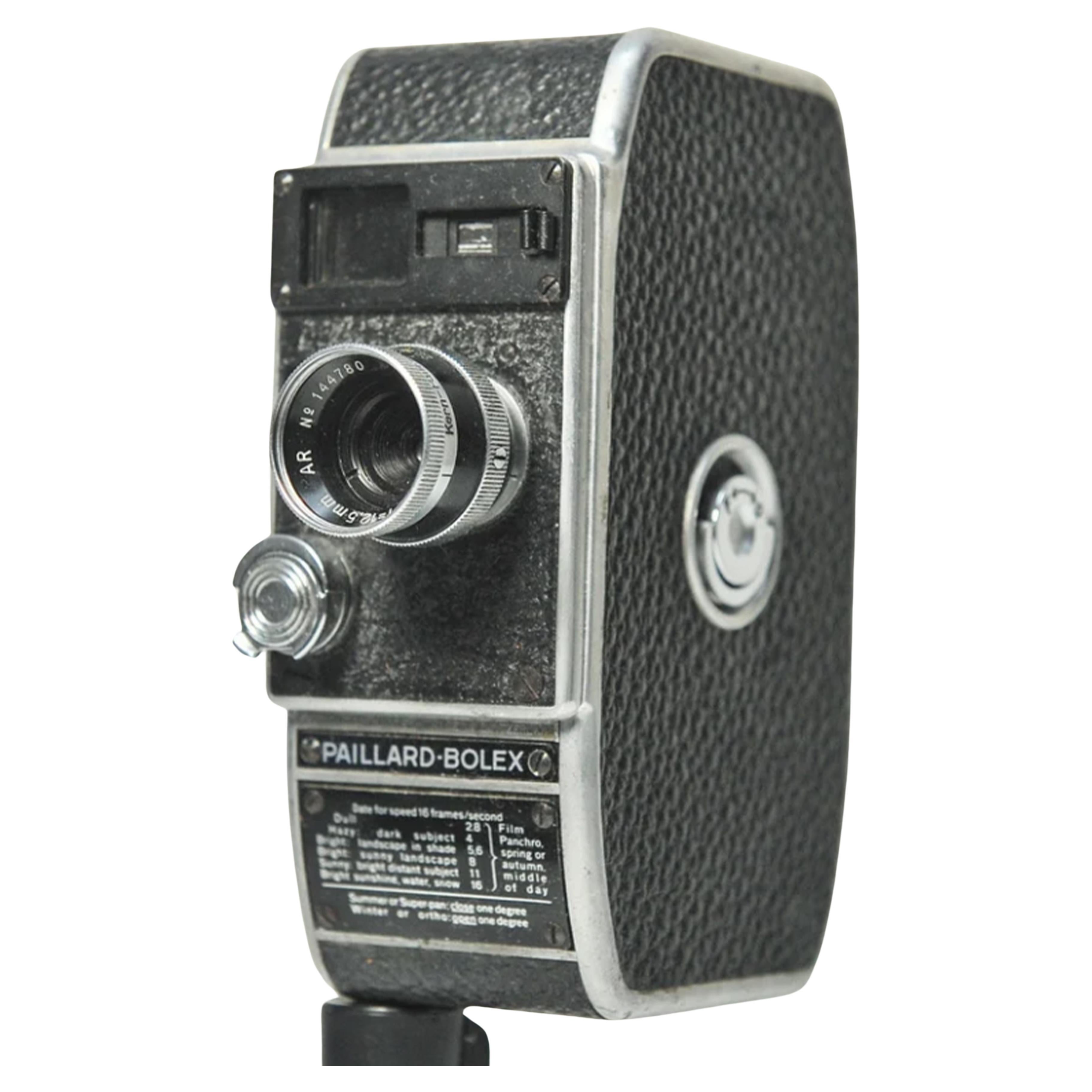 Paillard-Bolex L8 Cámara mecánica de 8 mm de cuerda con objetivo fijo Yvar 12,5 mm F2,8 Años 40
16 fotogramas por segundo

No 144780 Lente
Número de serie en la base nº 103 963

Fabricado en Suiza

DIMENSIONES GENERALES: 4 7/8 pulg. x 3 1/8 pulg. x