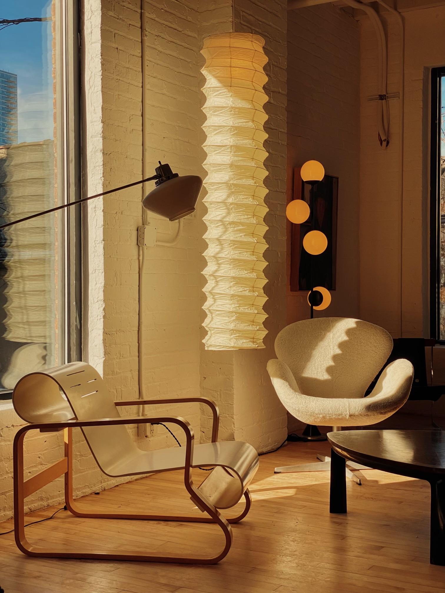Sedia Paimio di Alvar Aalto, edizione autentica, sedia n. 41, disegnata nel 1941 da Alvar Aalto per Artek, in Finlandia. Un tour de force del legno curvo che ha messo alla prova i limiti della produzione di compensato nei primi anni '30.
