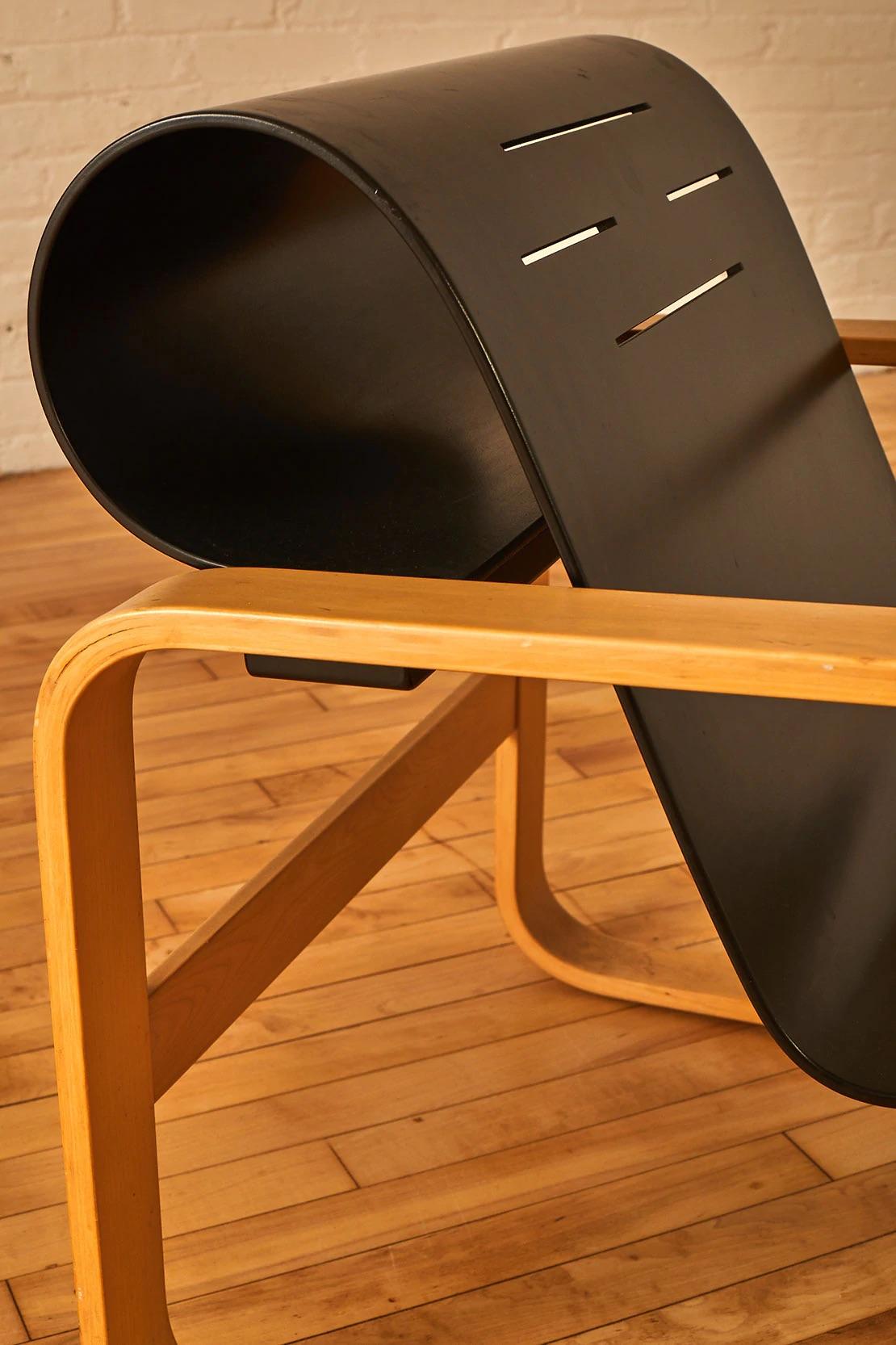 Chaise Paimio par Alvar Aalto, une édition authentique, chaise #41, conçue en 1941 par Alvar Aalto pour Artek de Finlande. Ce tour de force en bois courbé a testé les limites de la fabrication du contreplaqué au début des années 1930. Admiré tant