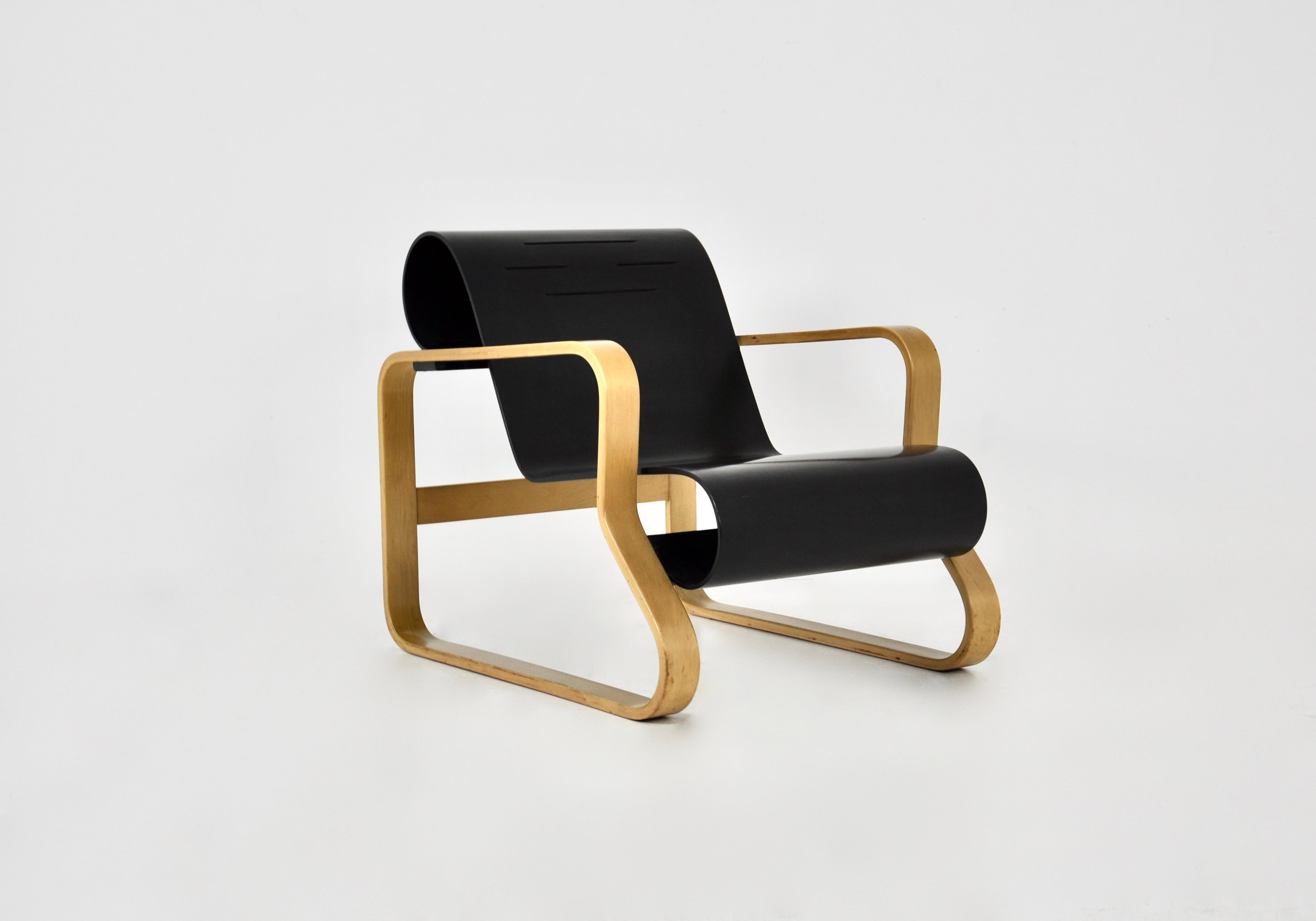 Black wooden armchair with ventilation in the seat. Seat height: 34.5 cm. Armchair designed in the 30's by Alvar Aalto
In his designs, Alvar Aalto combines the functional ideas of Bauhaus with Scandinavian craftsmanship. Wear and tear due to time