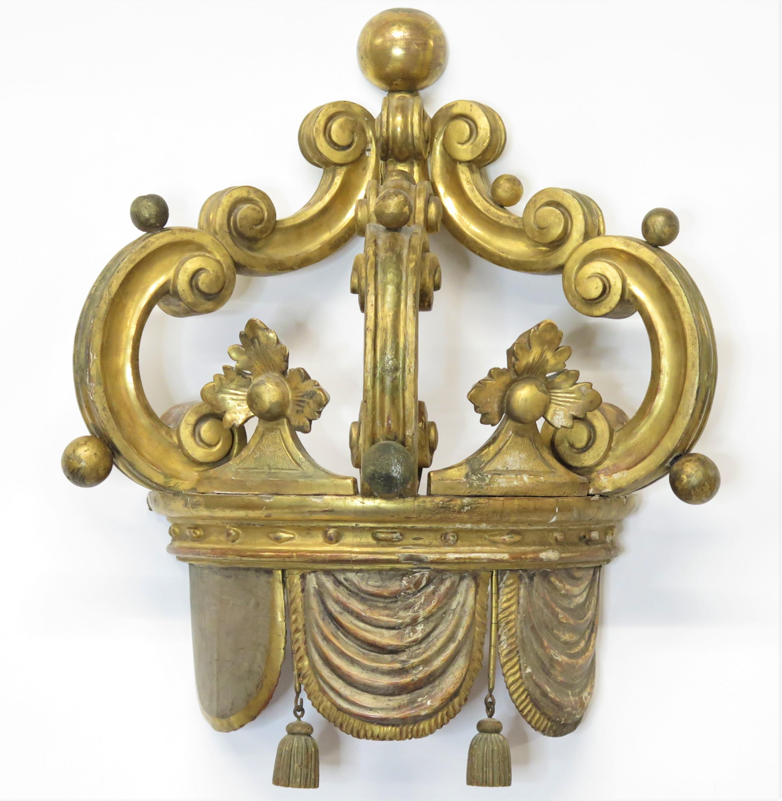 Corona de lit peinte et dorée à la feuille, or et argent en vente 4