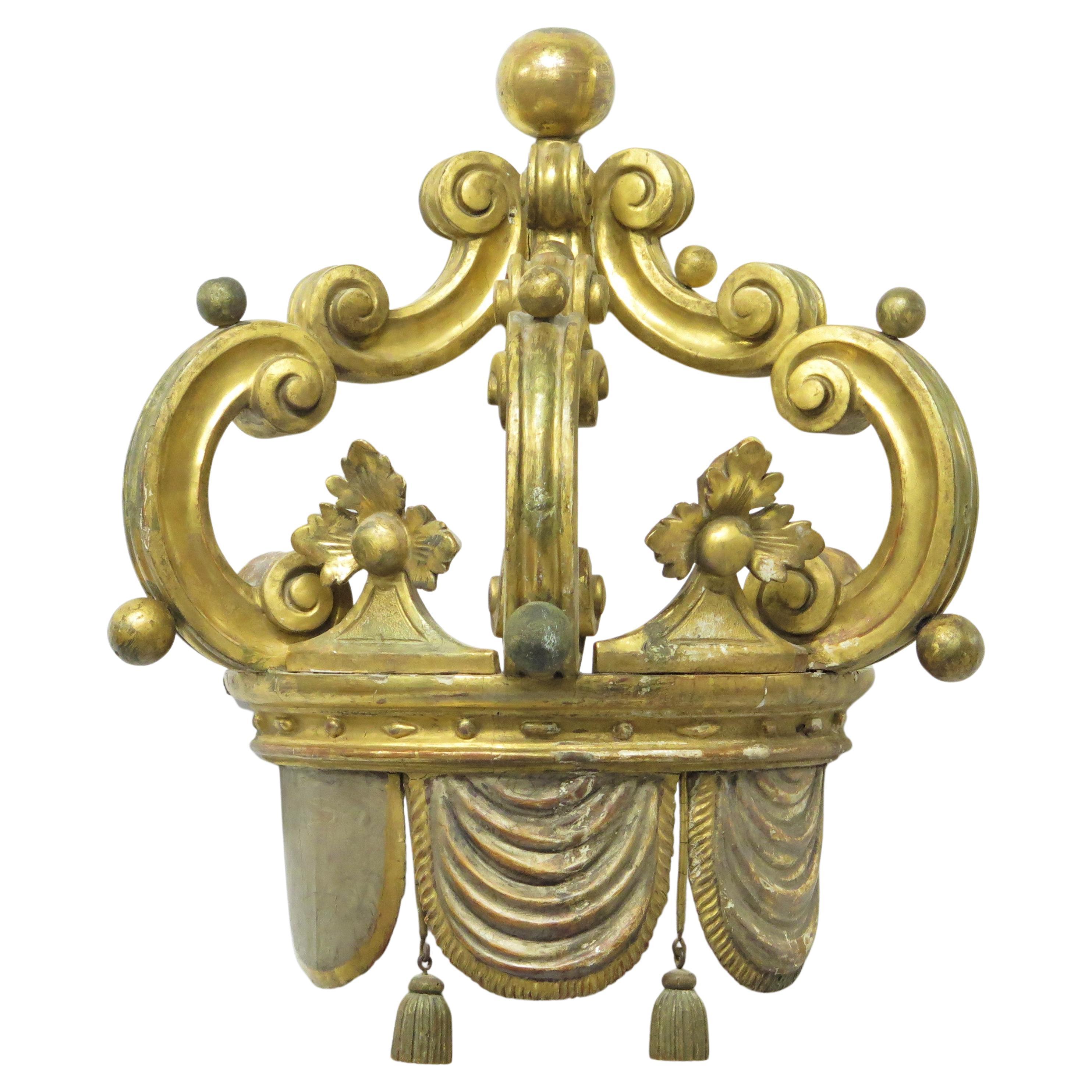 Corona de lit peinte et dorée à la feuille, or et argent en vente