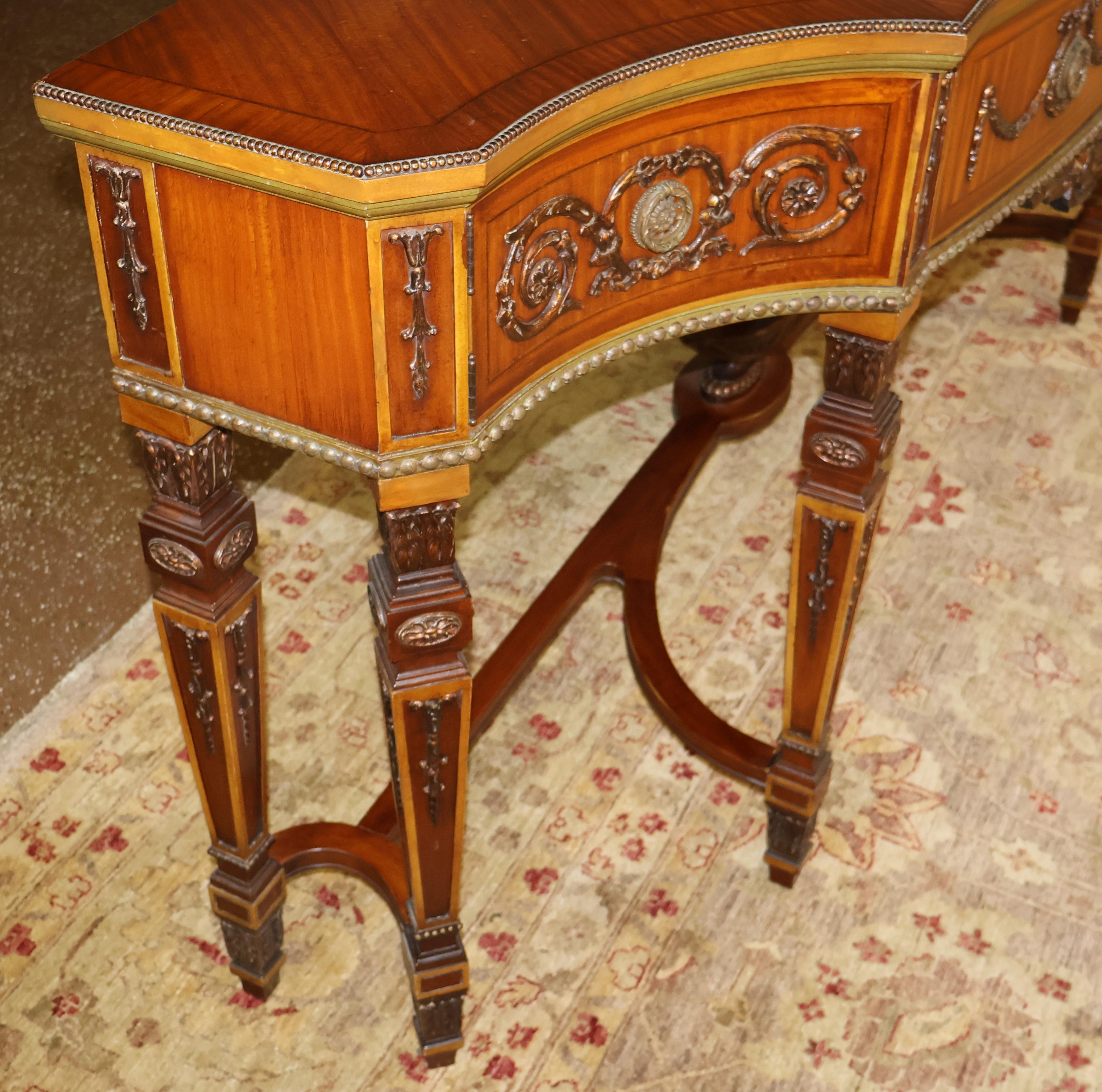 XX secolo Credenza buffet server in stile Adams, decorata a vernice, con radica e legno satinato in vendita