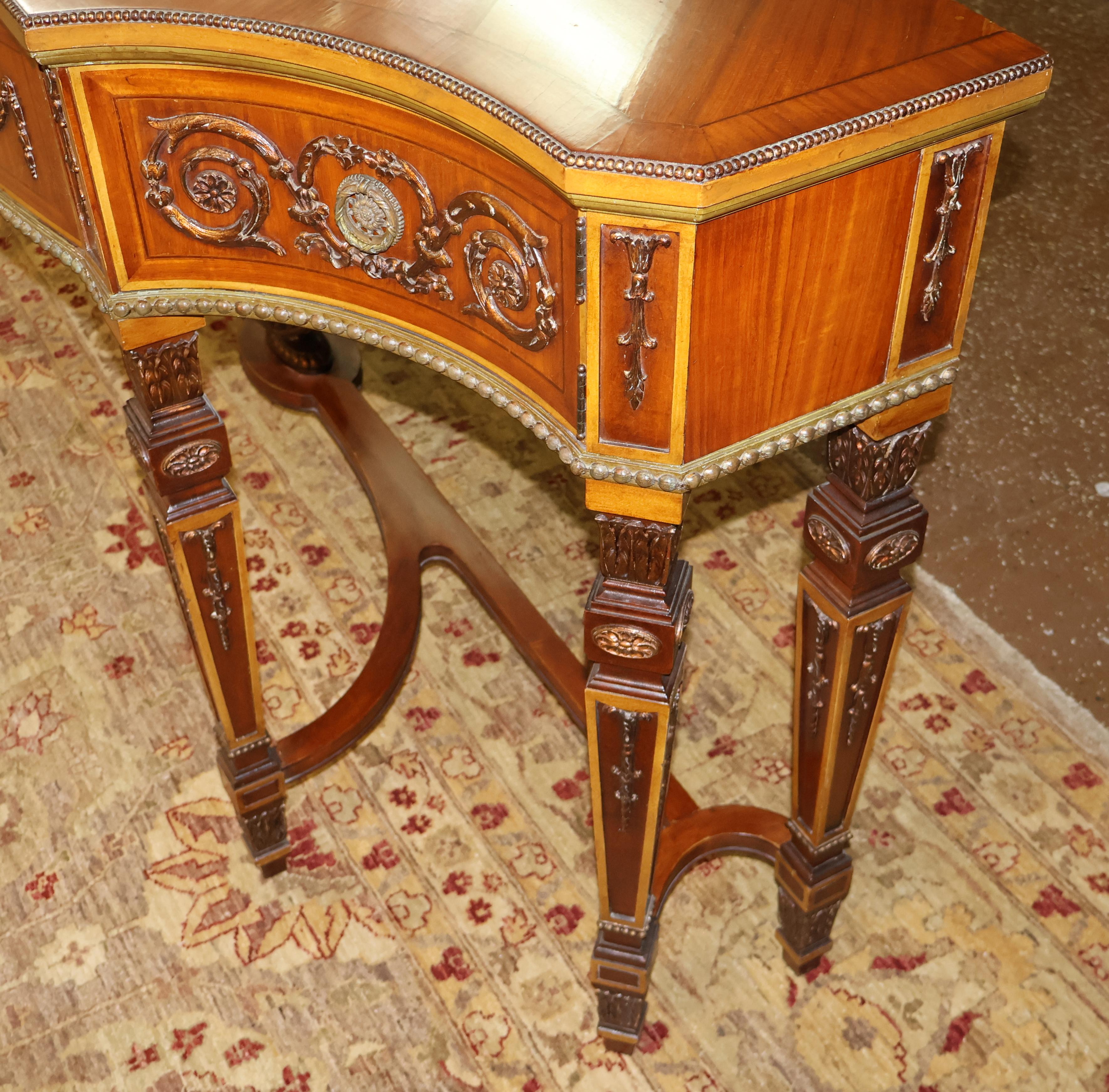 Legno di seta Credenza buffet server in stile Adams, decorata a vernice, con radica e legno satinato in vendita