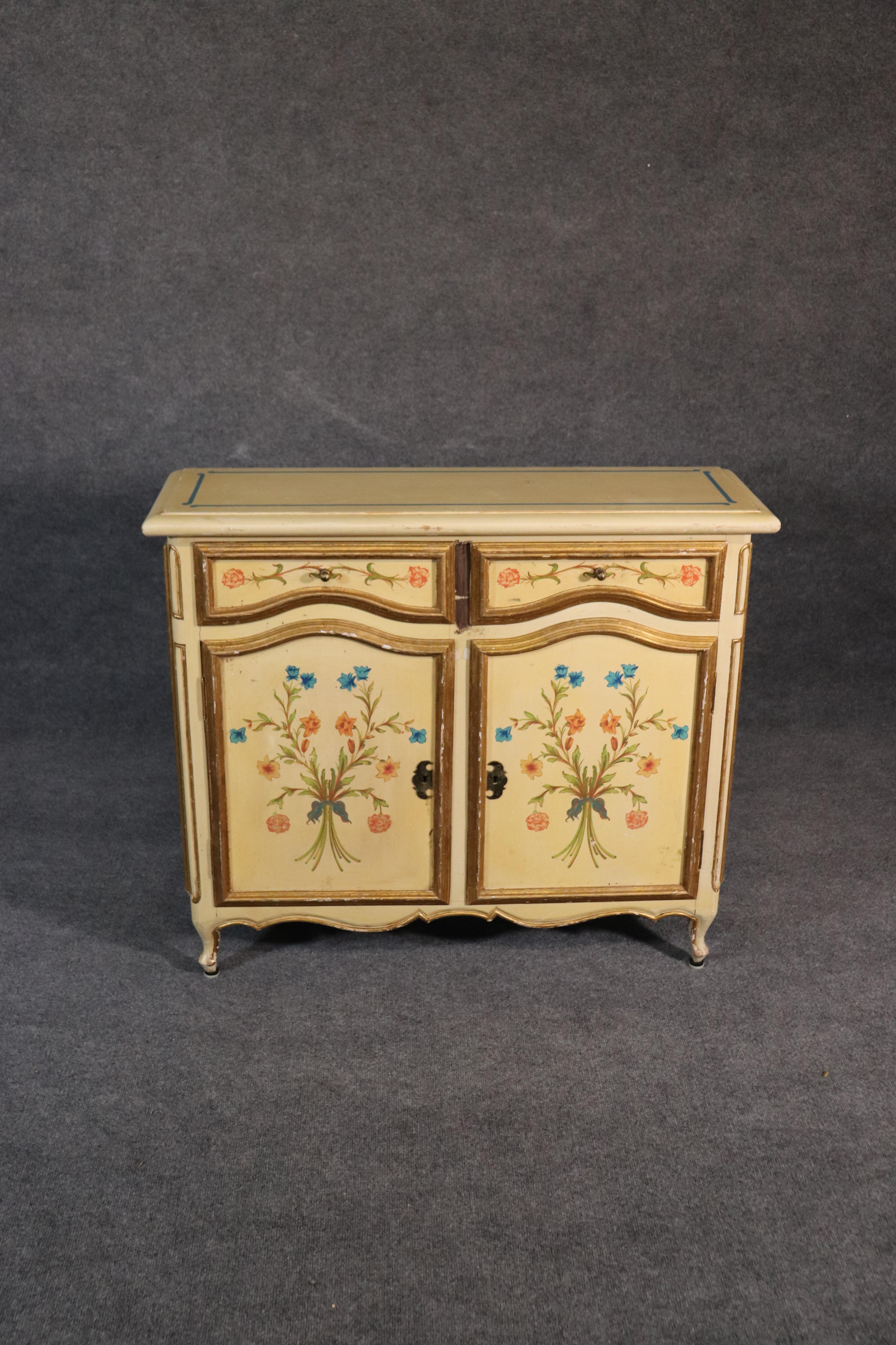 Dipinto decorato Continental Italian Foyer Cabinet Console Table Buffet In condizioni buone in vendita a Swedesboro, NJ