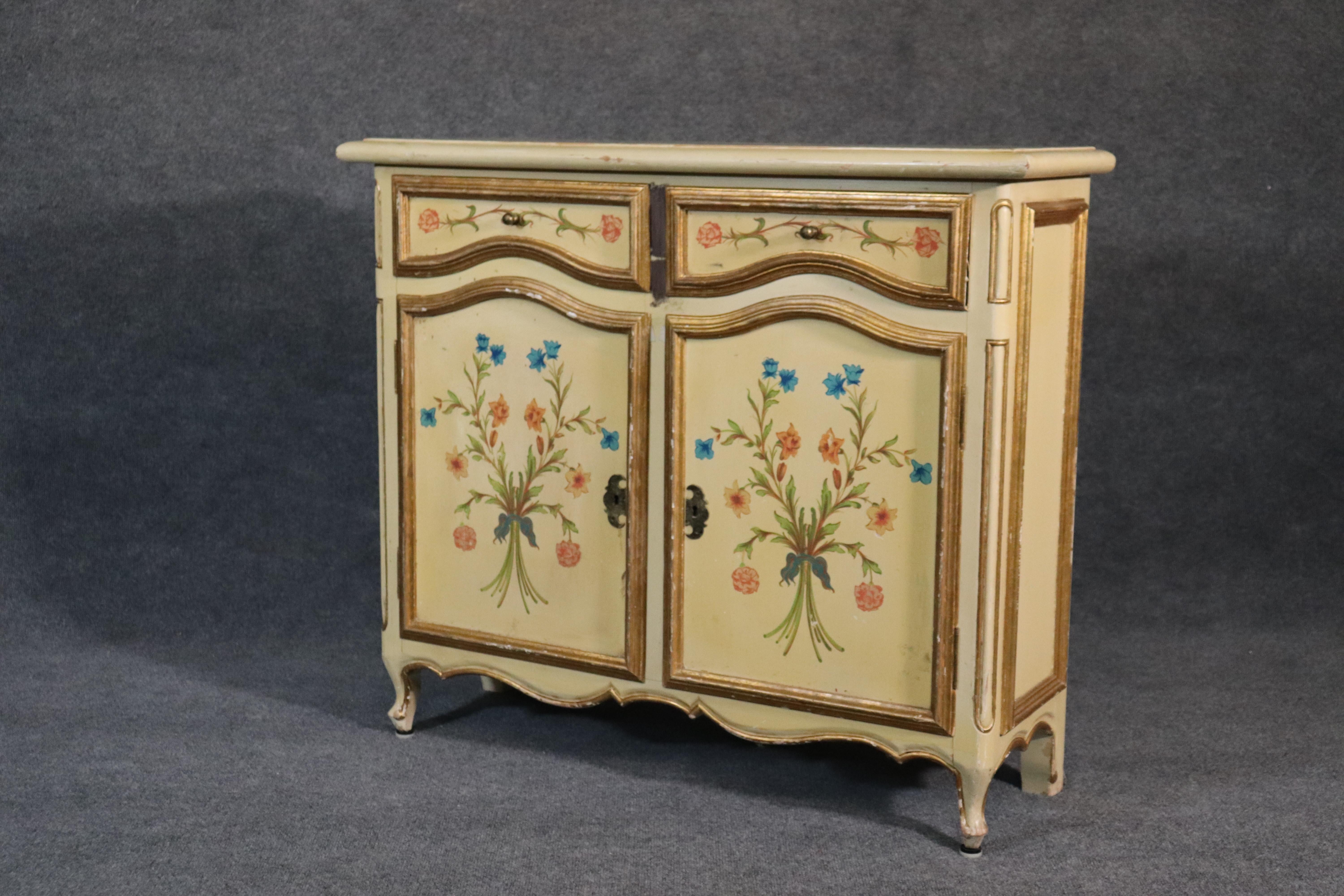 Metà XX secolo Dipinto decorato Continental Italian Foyer Cabinet Console Table Buffet in vendita
