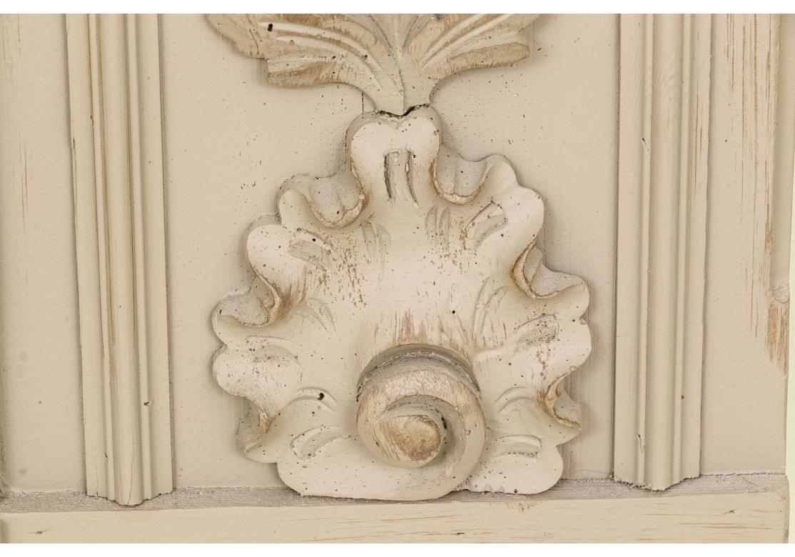 Peint Miroir mural sculpté français décoré de peinture en vente