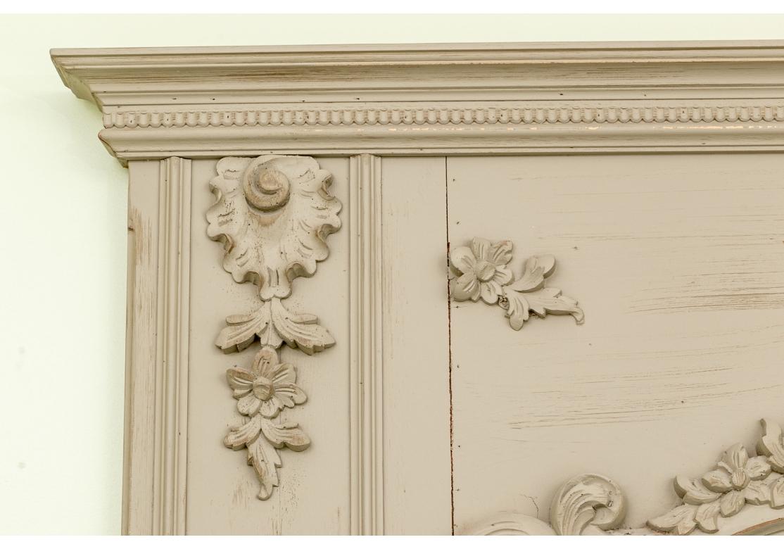 Miroir mural sculpté français décoré de peinture Abîmé - En vente à Bridgeport, CT