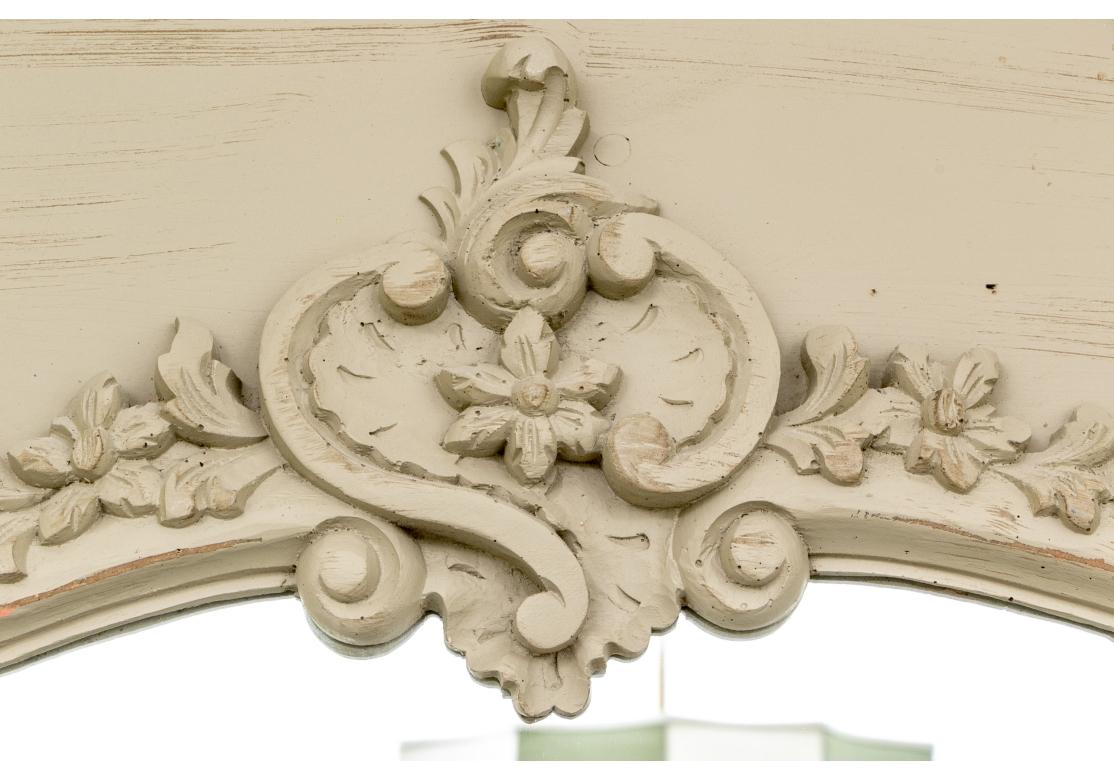 20ième siècle Miroir mural sculpté français décoré de peinture en vente