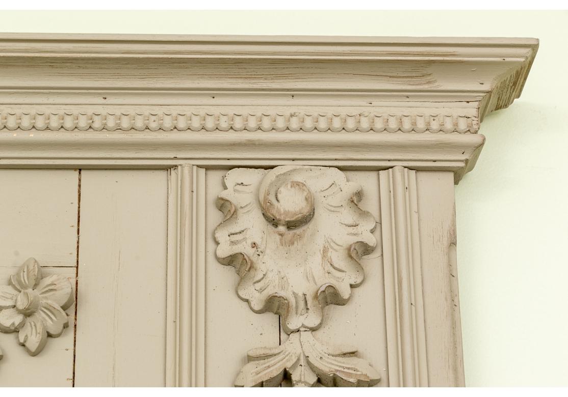 Miroir mural sculpté français décoré de peinture en vente 1
