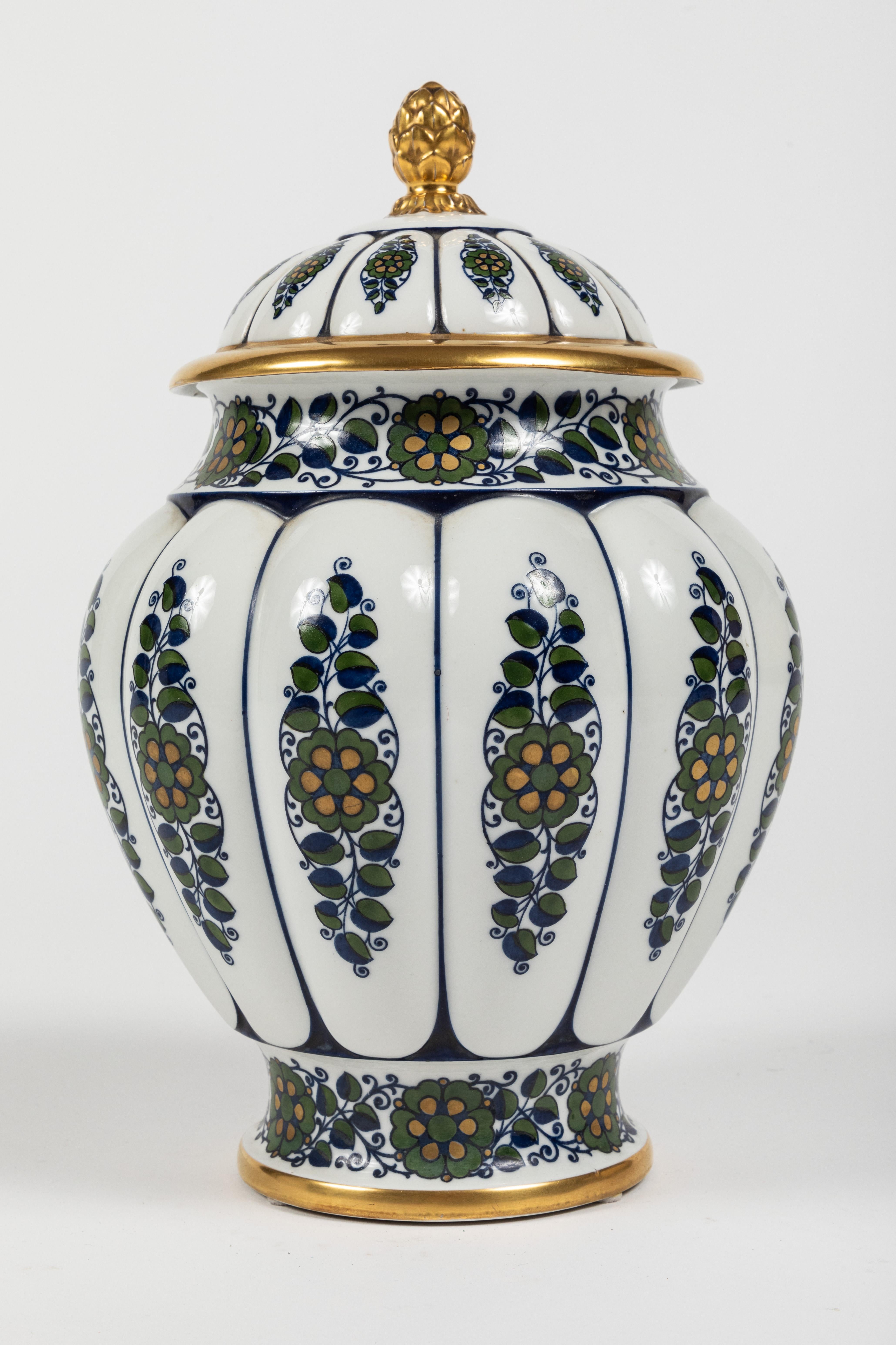 Una meravigliosa urna con coperchio con decorazioni floreali blu e verdi e rifinita con accenti in oro dorato di Krautheim China. Dopo aver fatto delle ricerche, sembra che questo marchio risalga all'incirca all'inizio del secolo. Lo stile indica