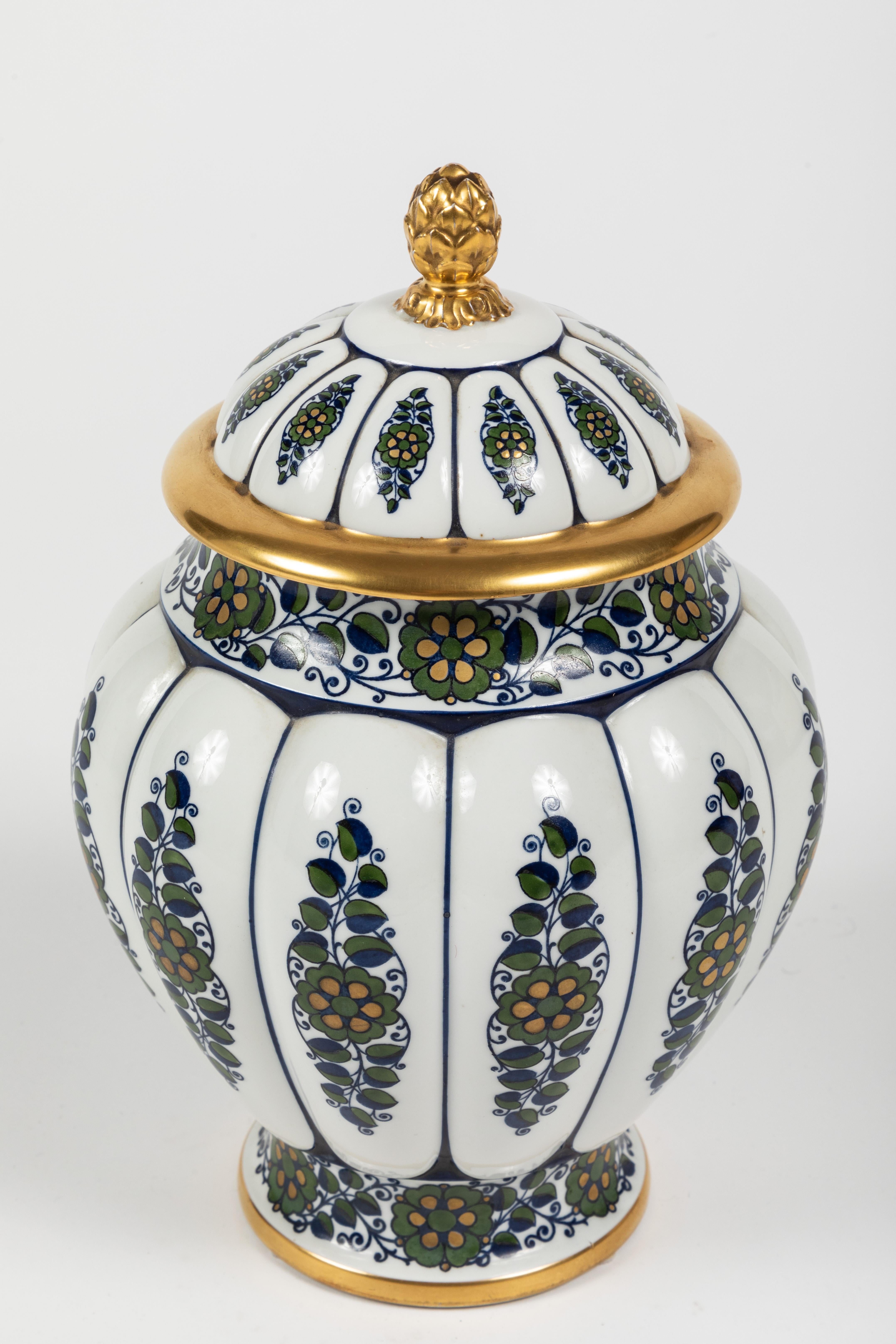 Tedesco Urna con coperchio decorata a vernice di Krautheim China in vendita