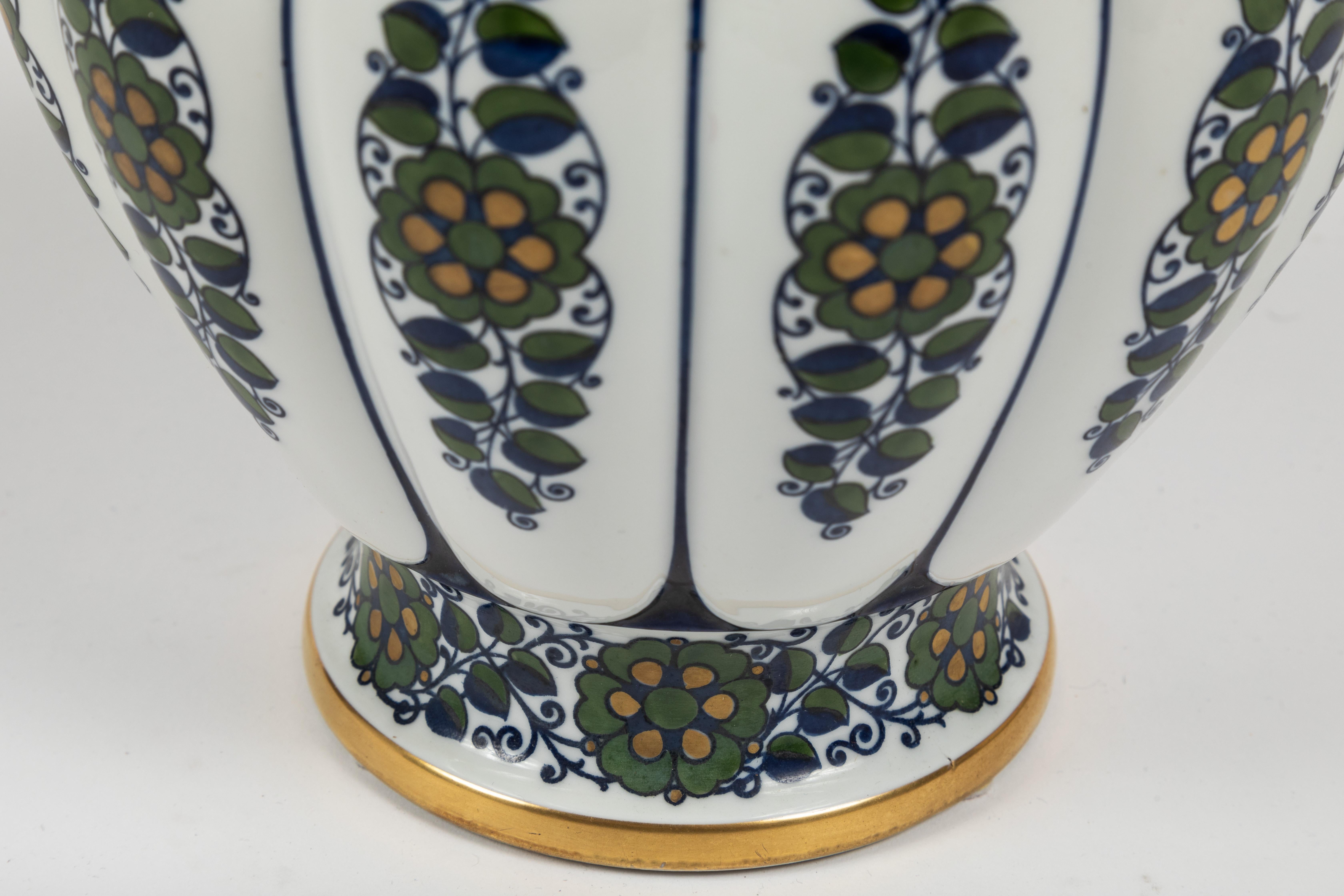 Inizio XX secolo Urna con coperchio decorata a vernice di Krautheim China in vendita