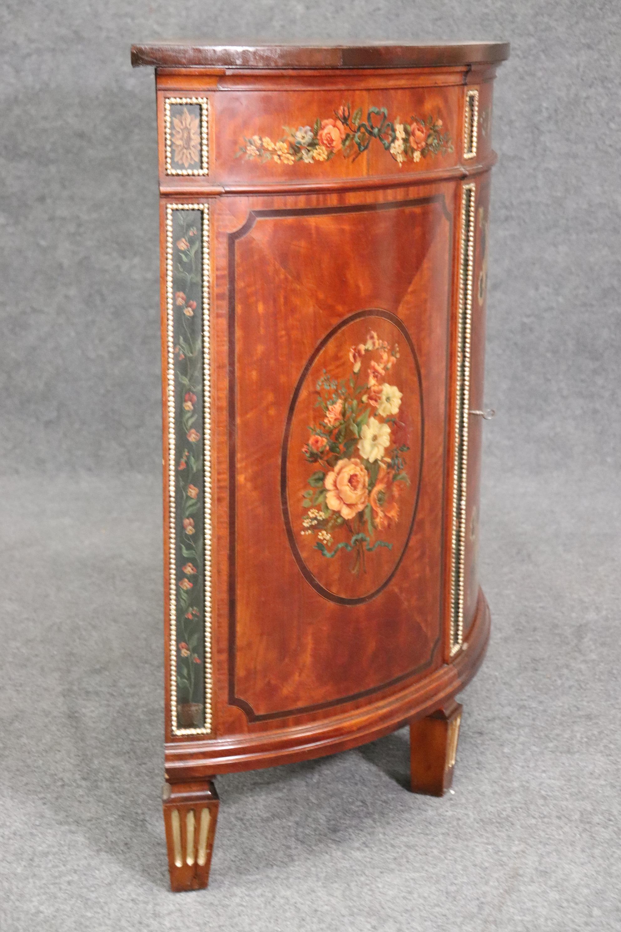 Début du 20ème siècle Commode anglaise de style Adams en bois de satin décoré de peinture, vers 1900 en vente