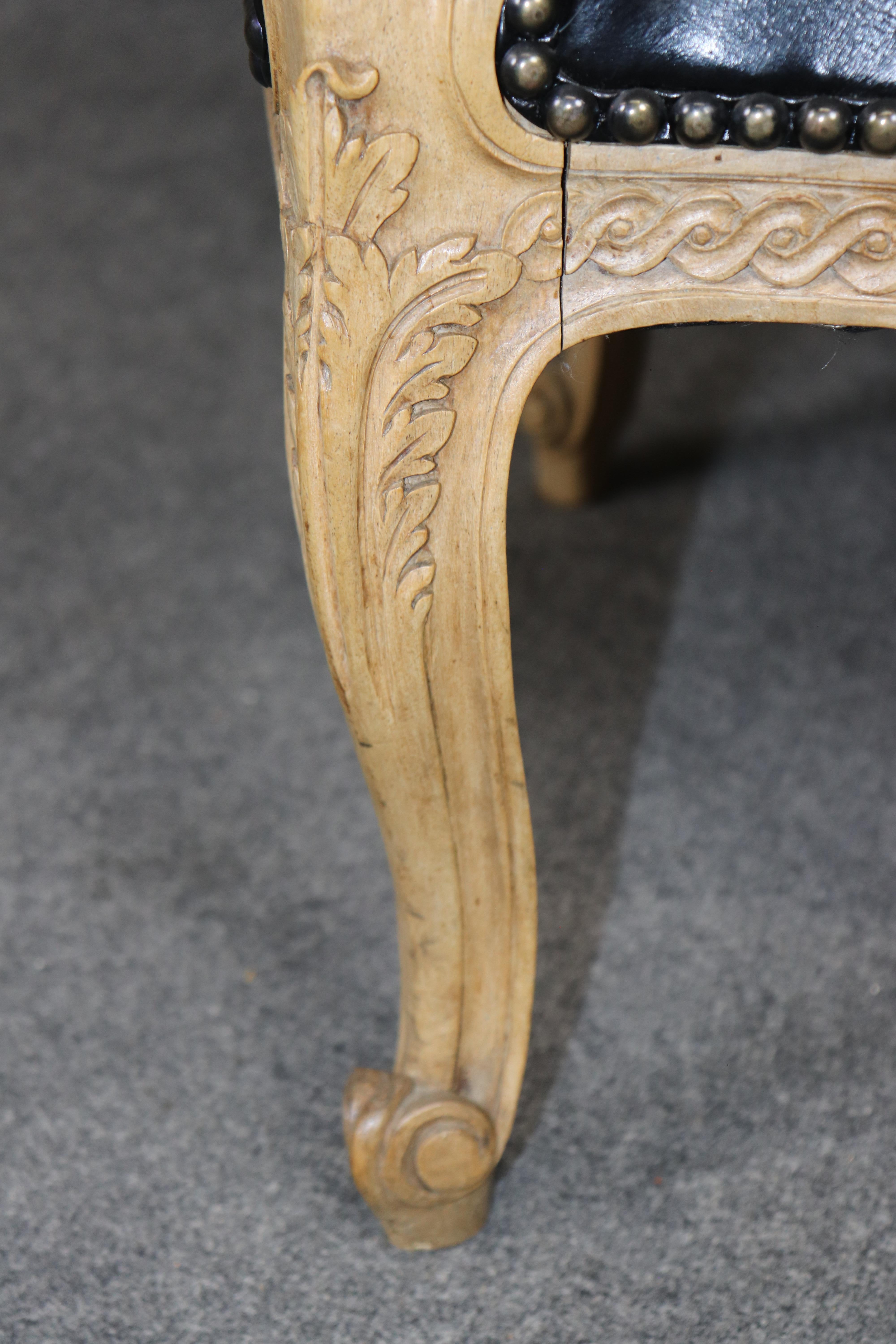 Sillas Bergere estilo Luis XV francesas de cuero de nogal decoradas con pintura años 50 en venta 4