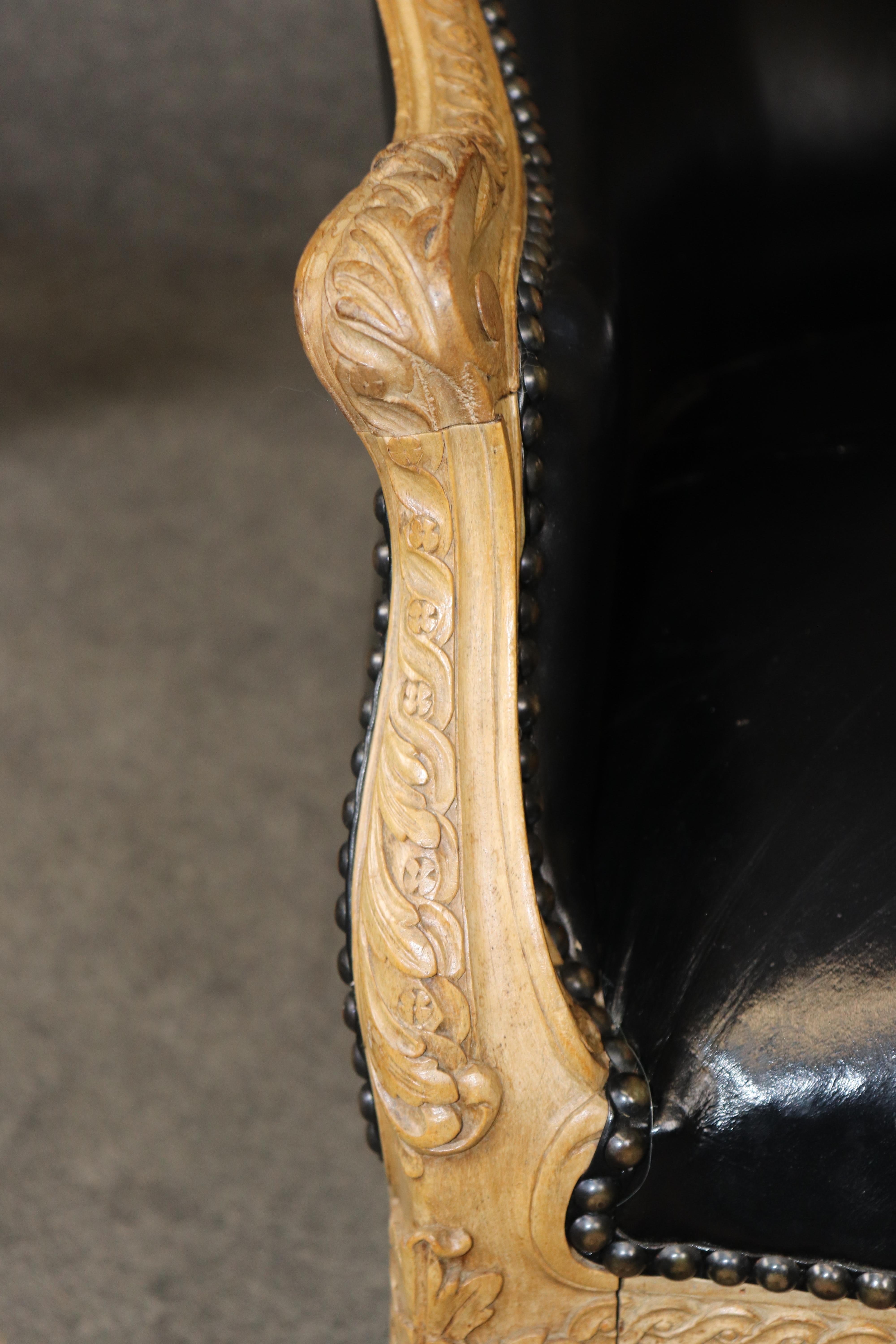Sillas Bergere estilo Luis XV francesas de cuero de nogal decoradas con pintura años 50 en venta 5