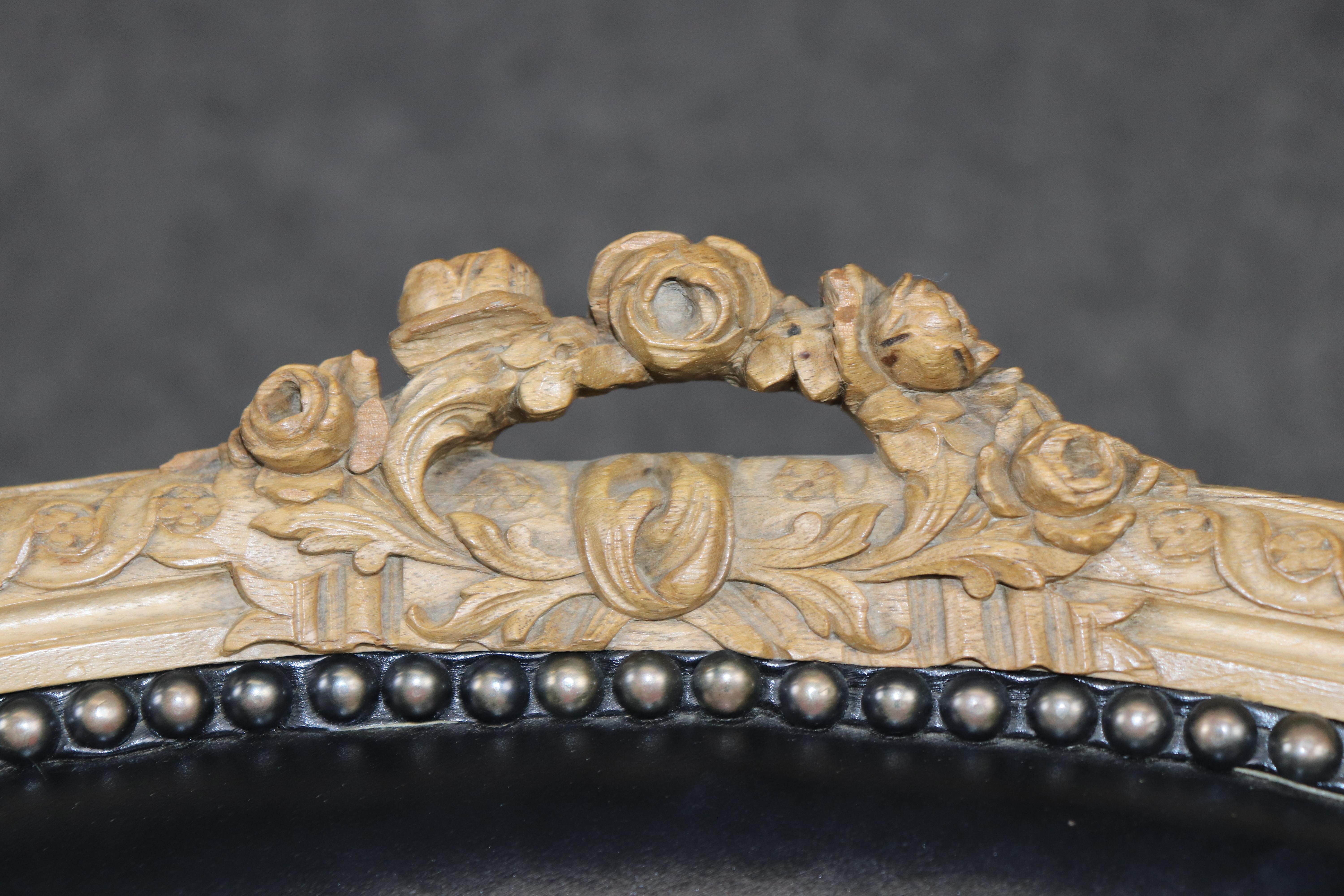 Sillas Bergere estilo Luis XV francesas de cuero de nogal decoradas con pintura años 50 en venta 6