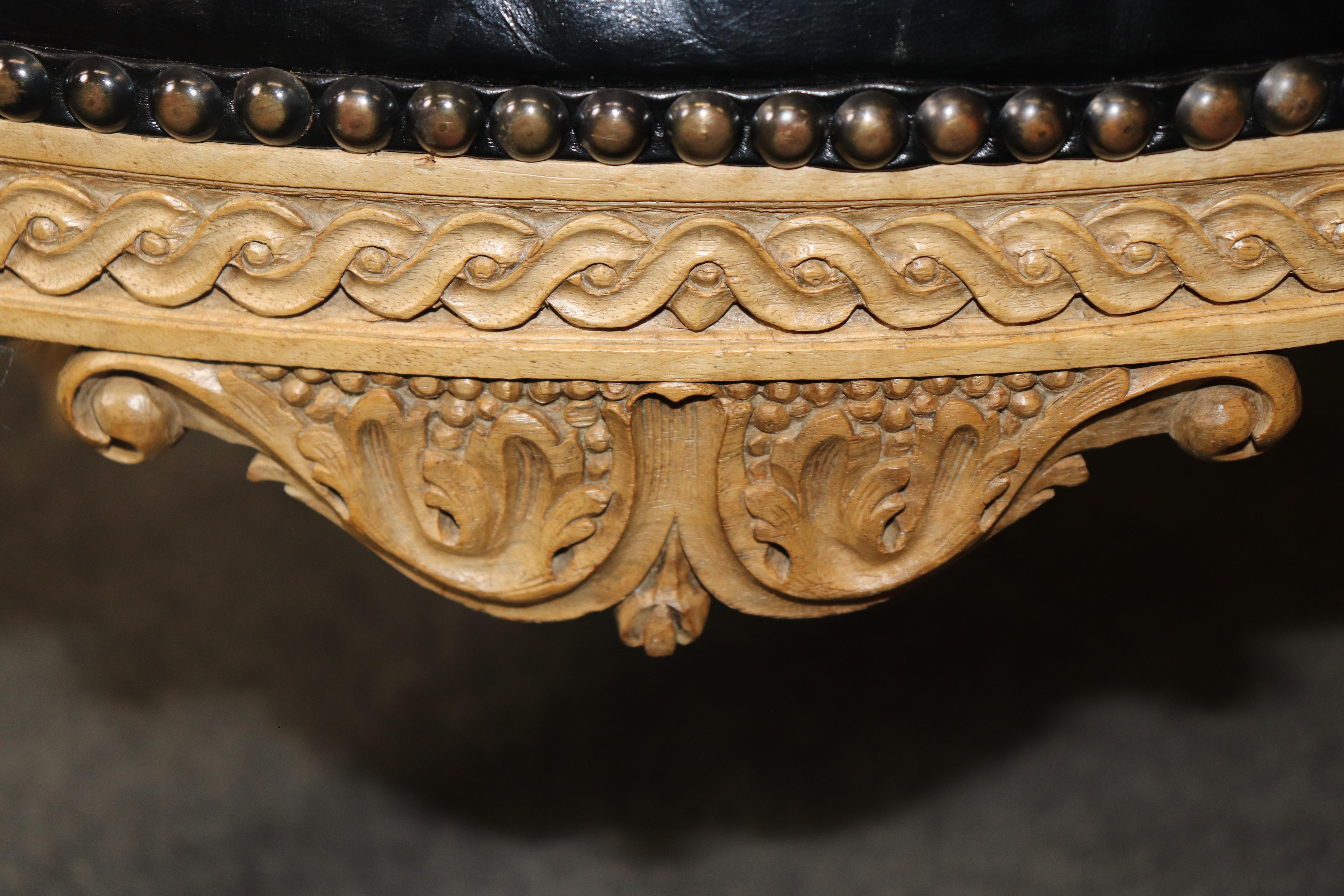 Sillas Bergere estilo Luis XV francesas de cuero de nogal decoradas con pintura años 50 en venta 7