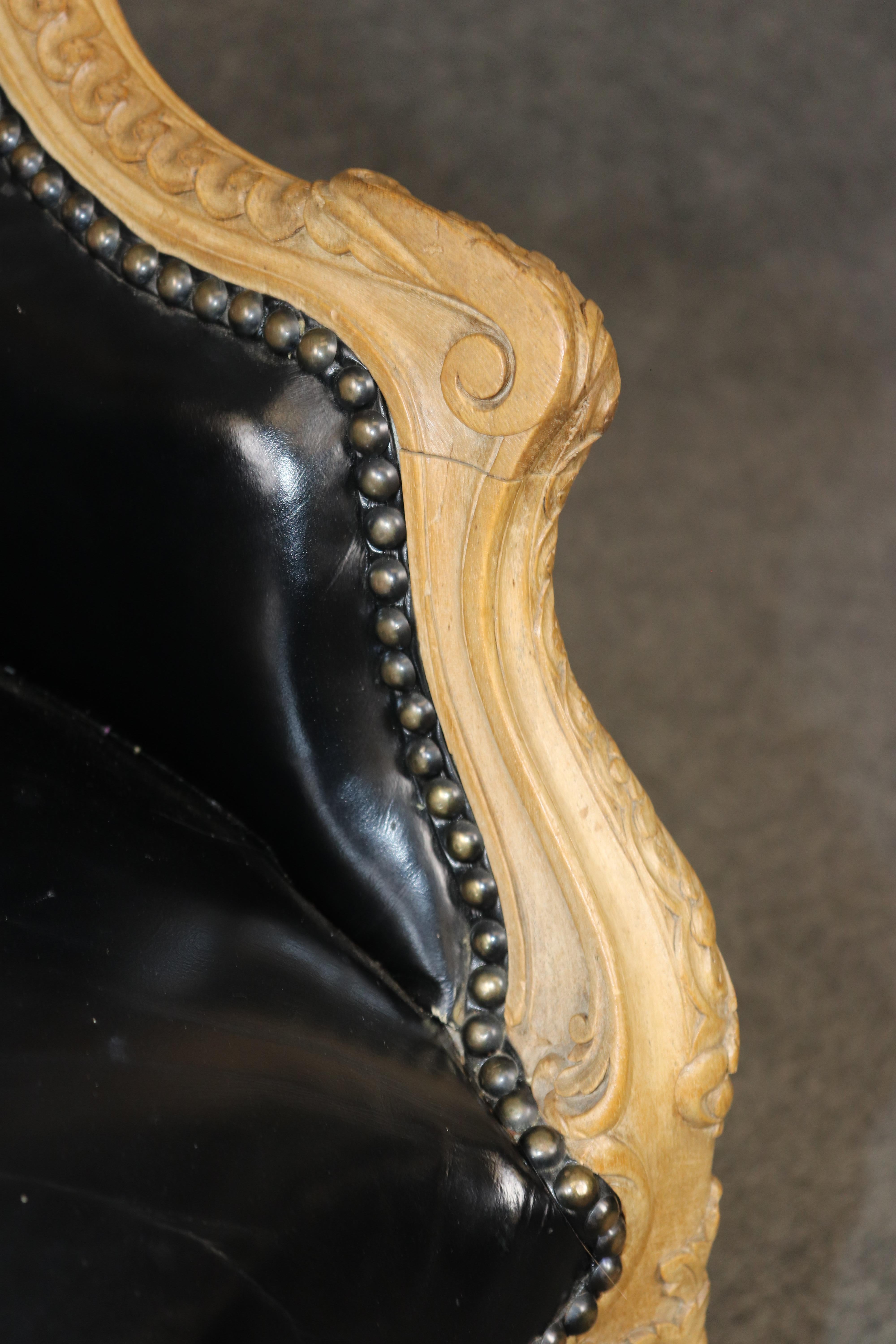 Sillas Bergere estilo Luis XV francesas de cuero de nogal decoradas con pintura años 50 en venta 8