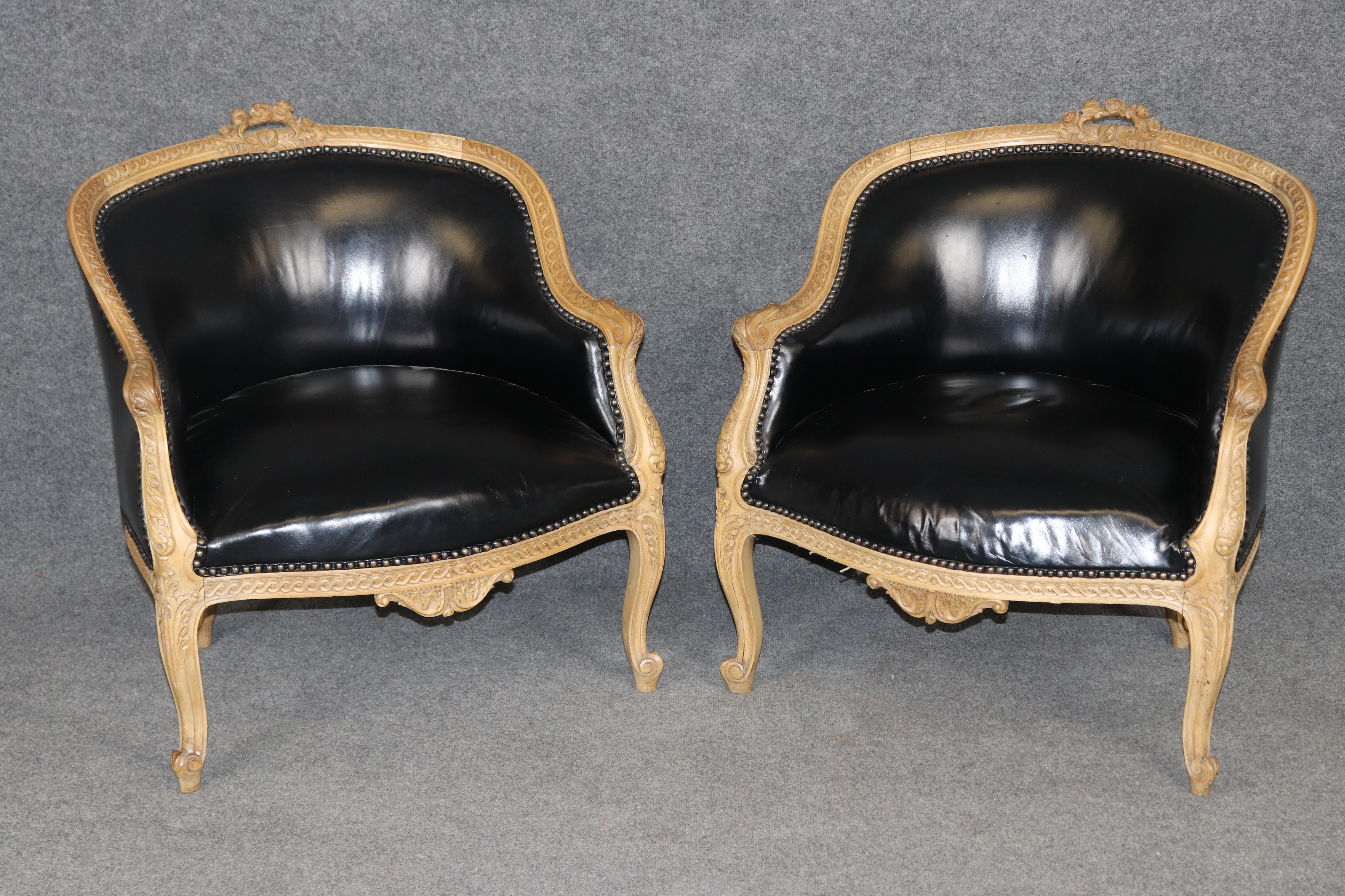 Eleva tu interior con este exquisito par de sillas bergère francesas estilo Luis XV de los años 50, magistralmente elaboradas en nogal macizo y acabadas en un lavado antiguo pintado a mano. Estos elegantes bergères presentan graciosas patas